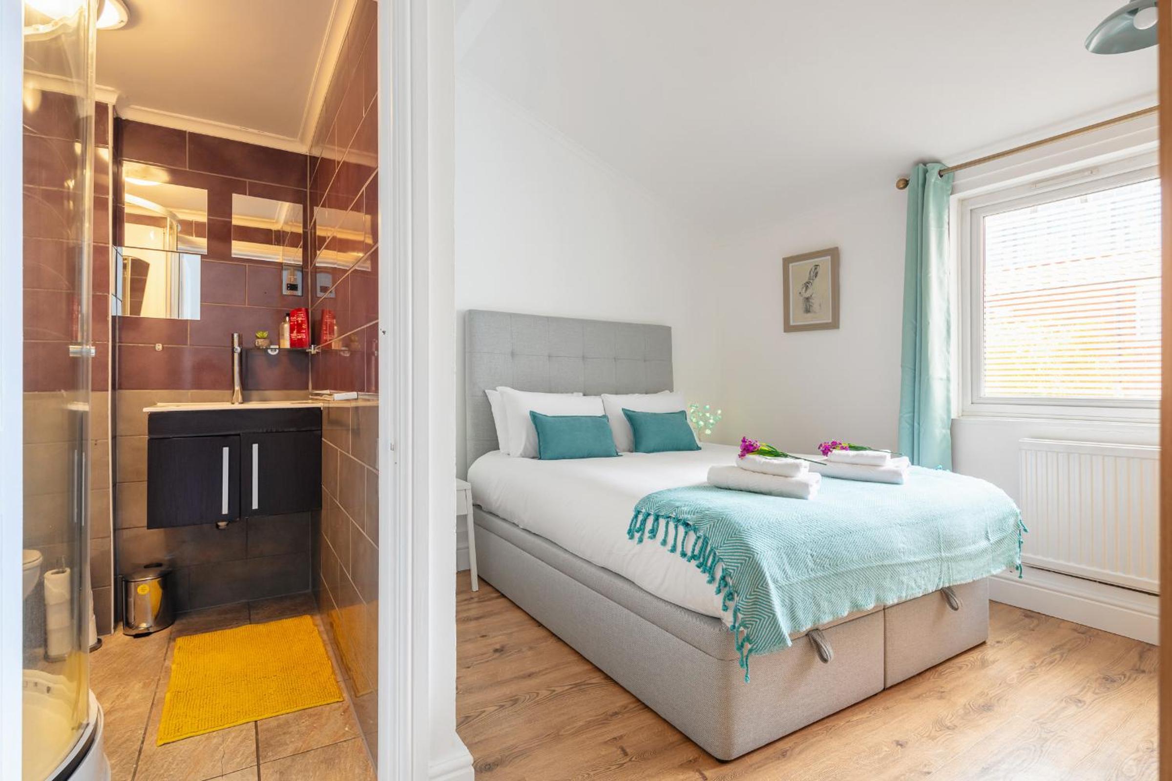 Central London 2BR 2BA Apt - 2 Min to Tube - Sleeps 6