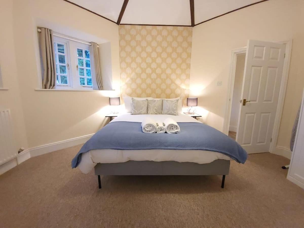 Cosy 1-bedroom cottage next to Combe Lodge Venue view 2