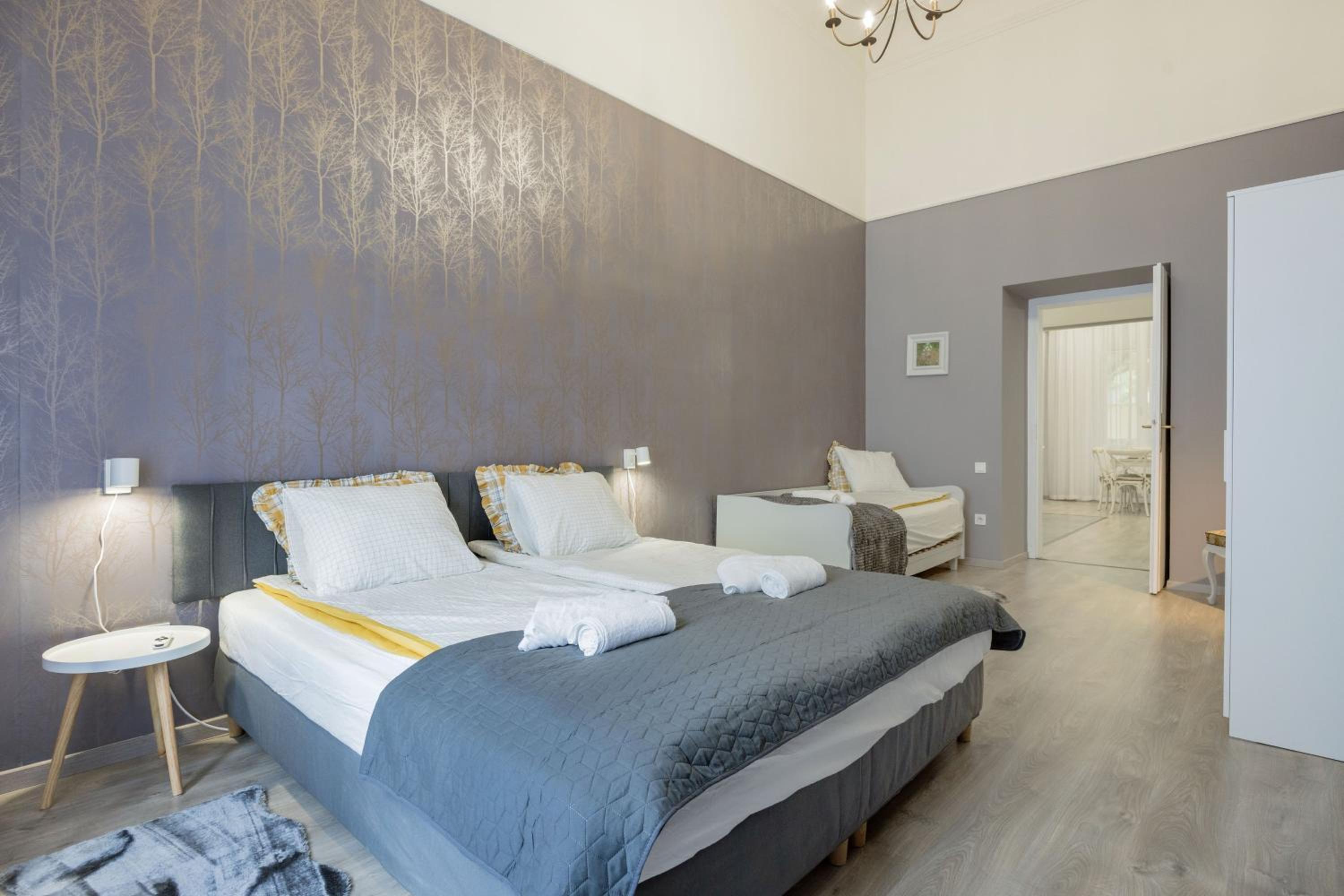 Spacious and charming apartment in the centre view 2