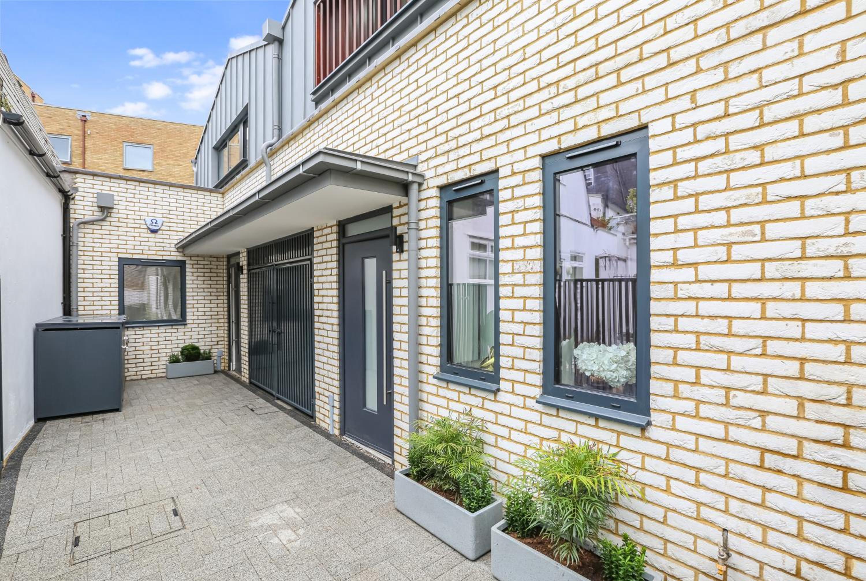Elegant & Stylish Brand New 3 Bed Retreat