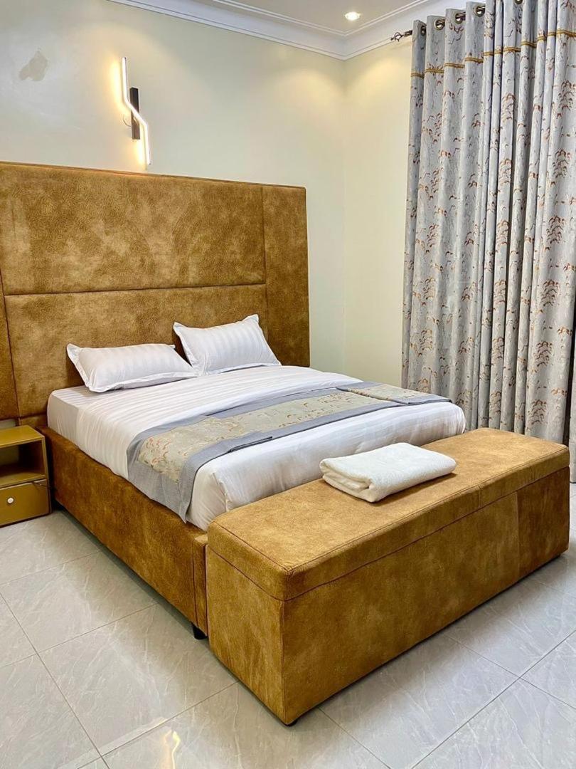 Lee Furnished Homes Executive Suite 2 view 3