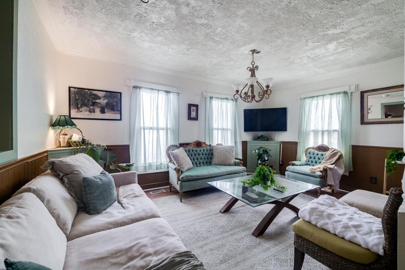 Large Colonial 20 Min from Beach view 2