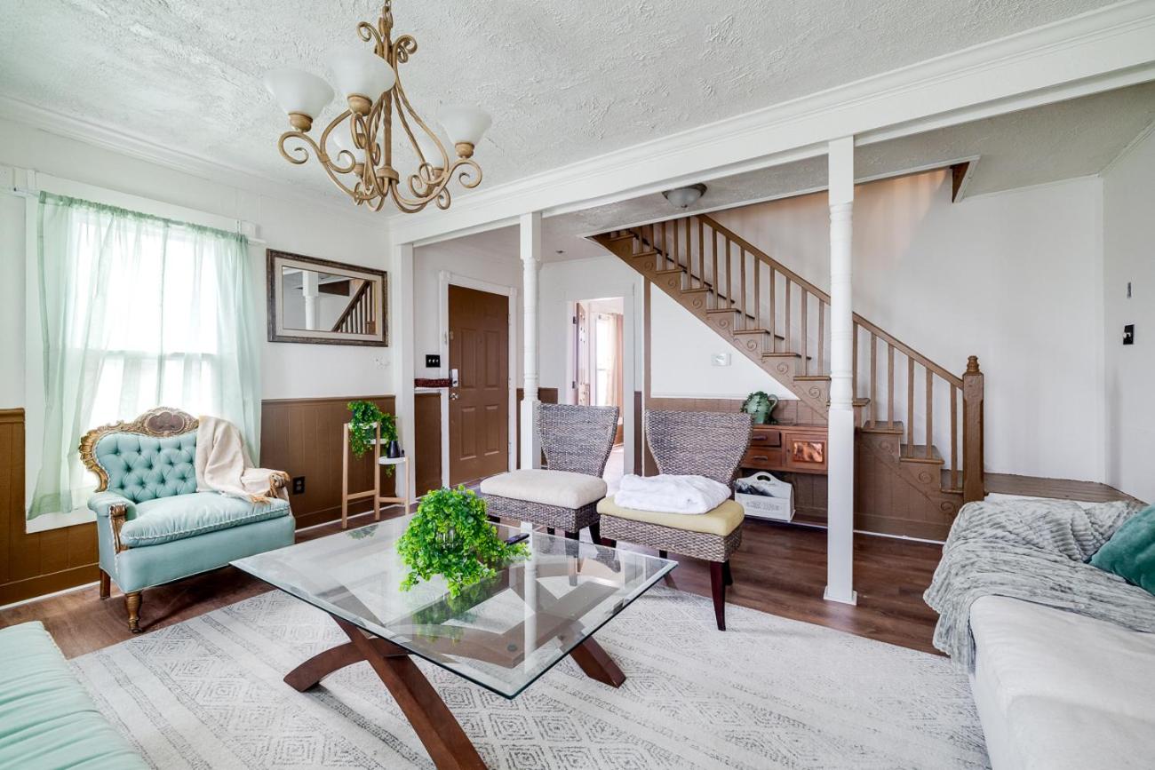 Large Colonial 20 Min from Beach view 4