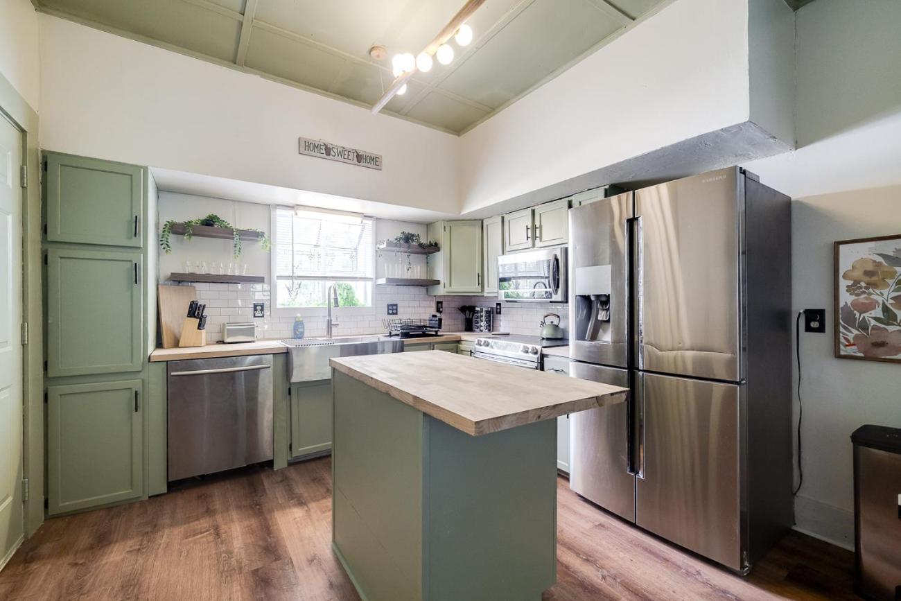 Large Colonial 20 Min from Beach view 5