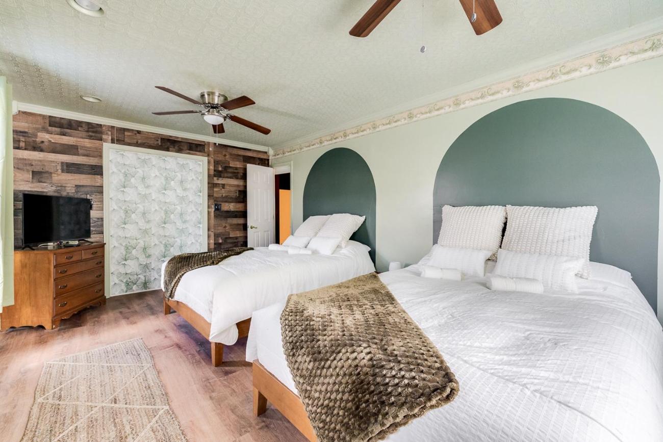 Large Colonial 20 Min from Beach view 3