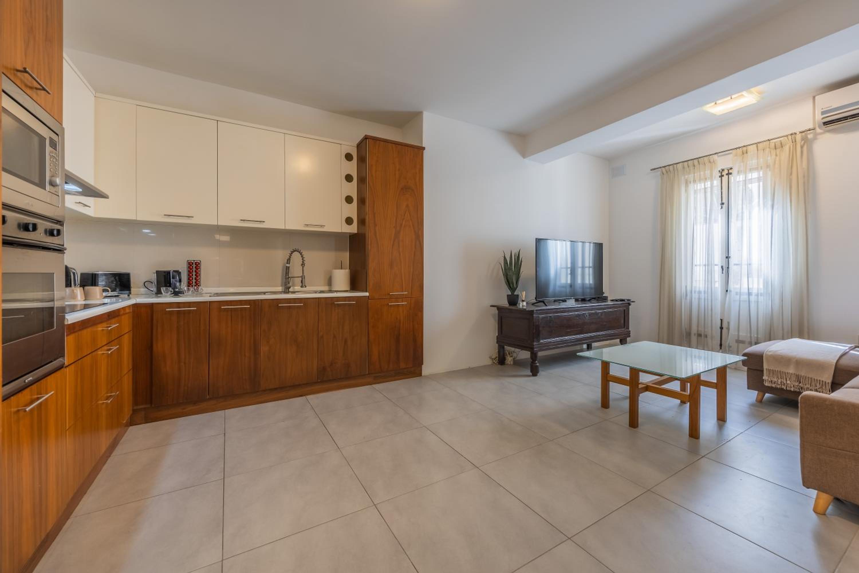Stunning 1-Bed Apartment In Heart of Valletta view 3