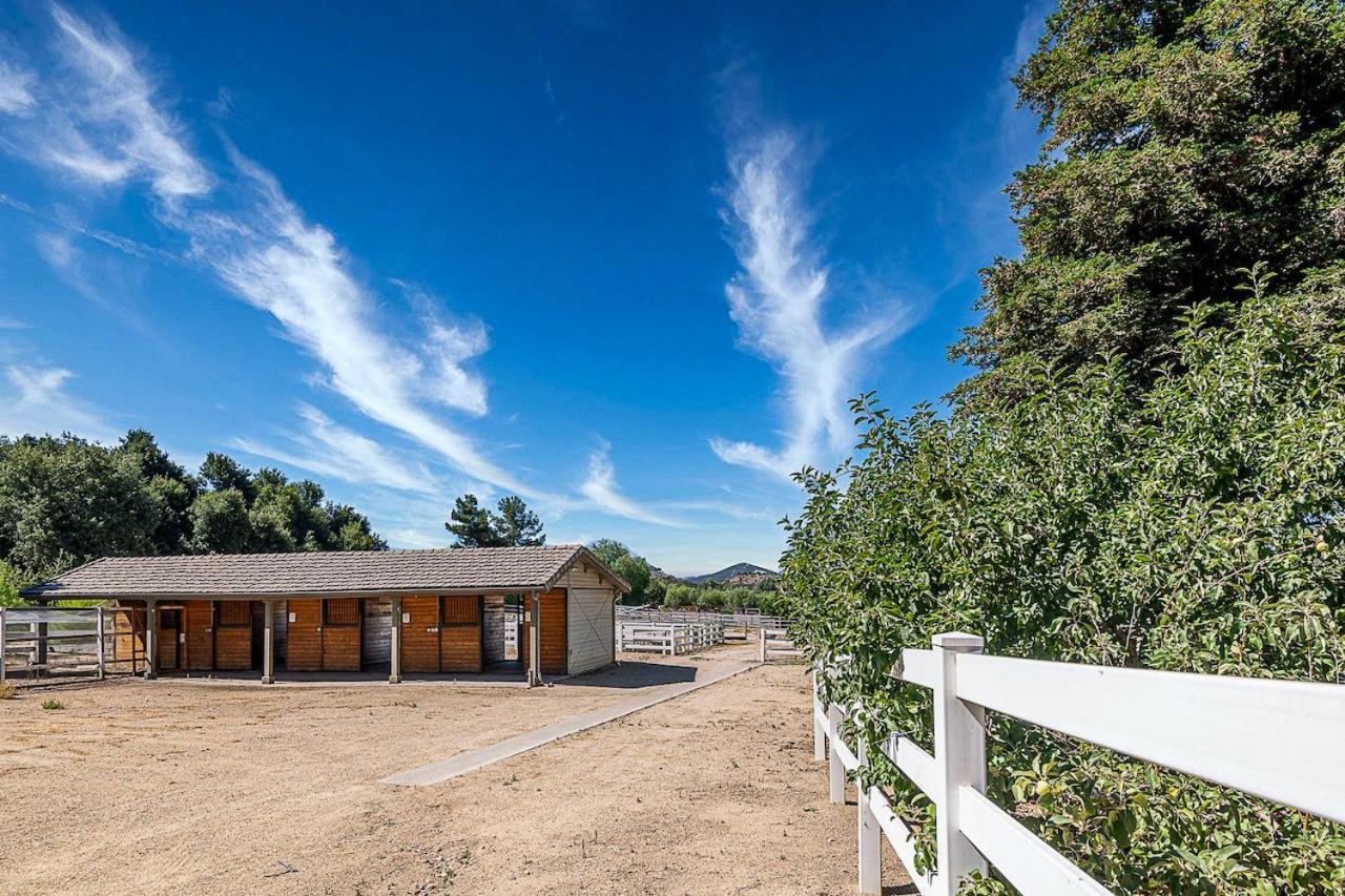 The Oaktree Estate by Fieldtrip - 7 Acre Private Resort with Lake Pool Vineyard view 4