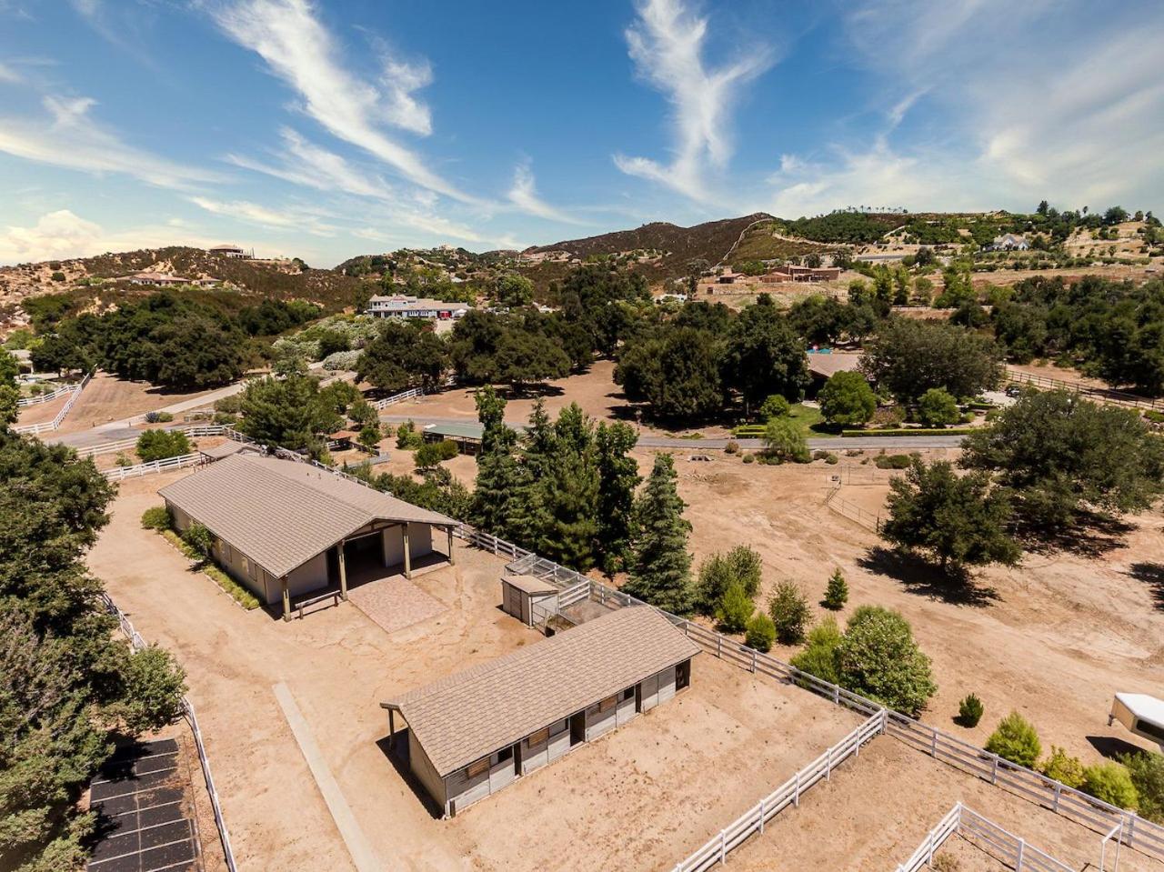 The Oaktree Estate by Fieldtrip - 7 Acre Private Resort with Lake Pool Vineyard view 5