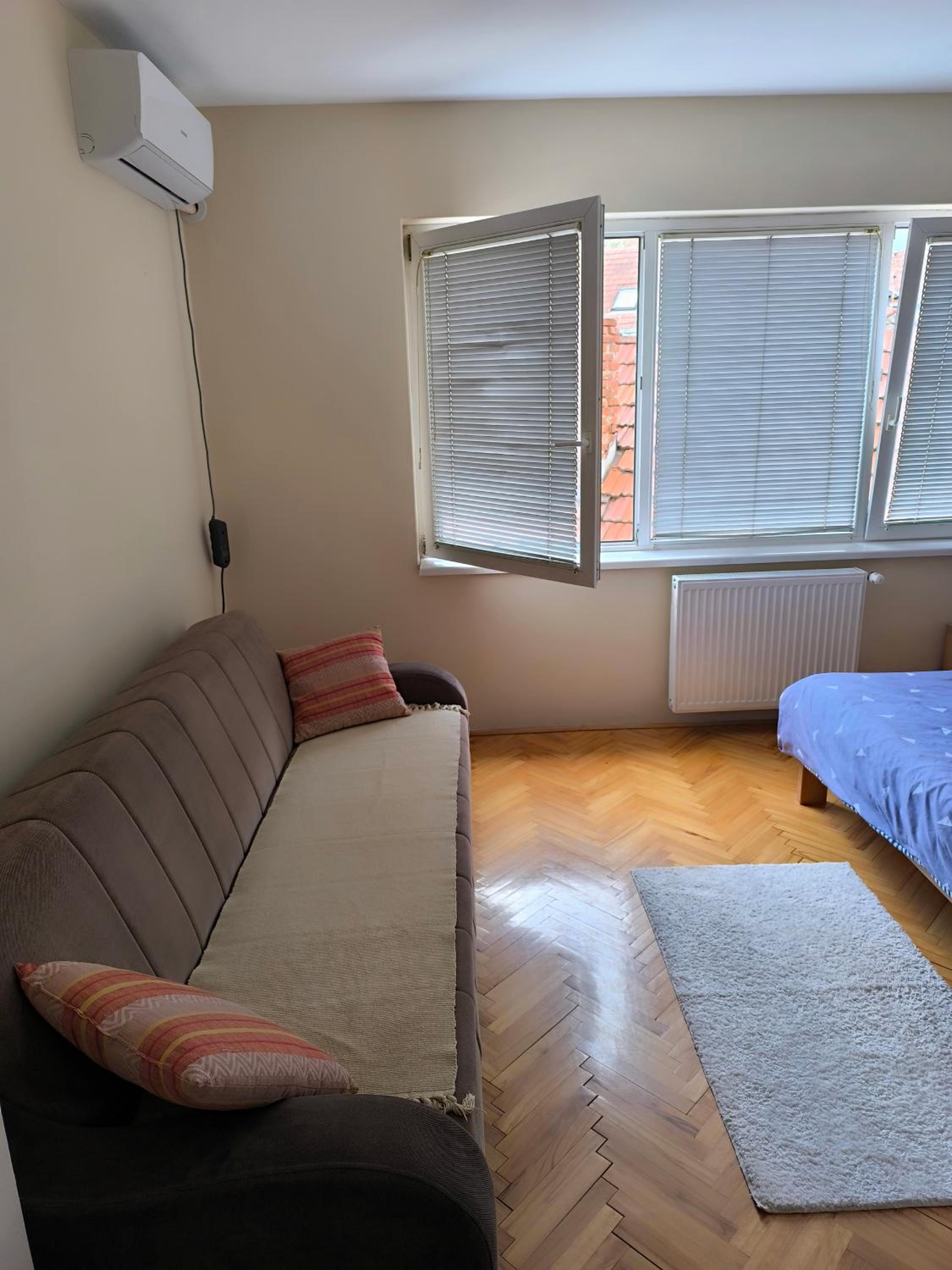 REA APARTMENT view 3