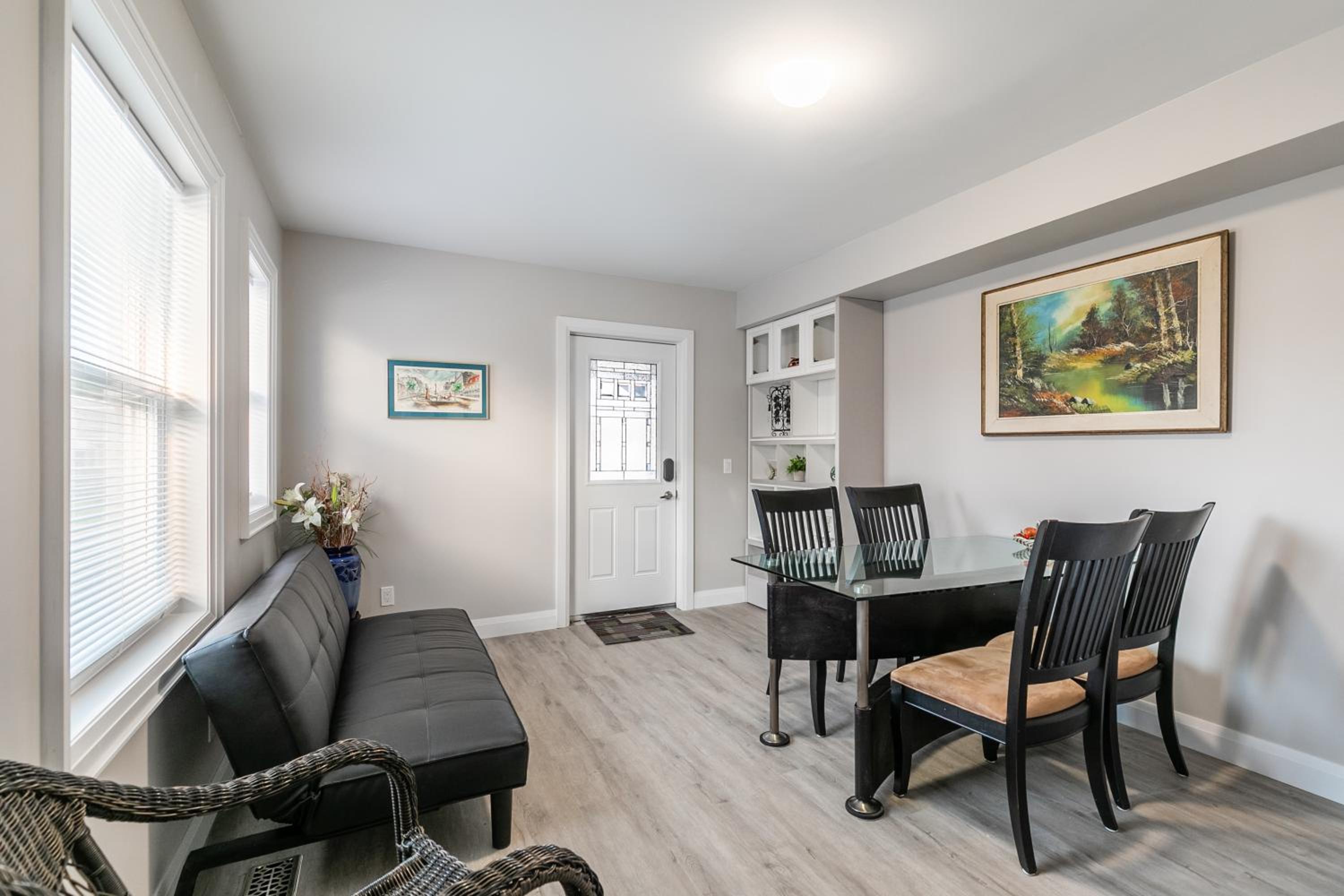 Beautiful renovated home 3 mins drive to Fall