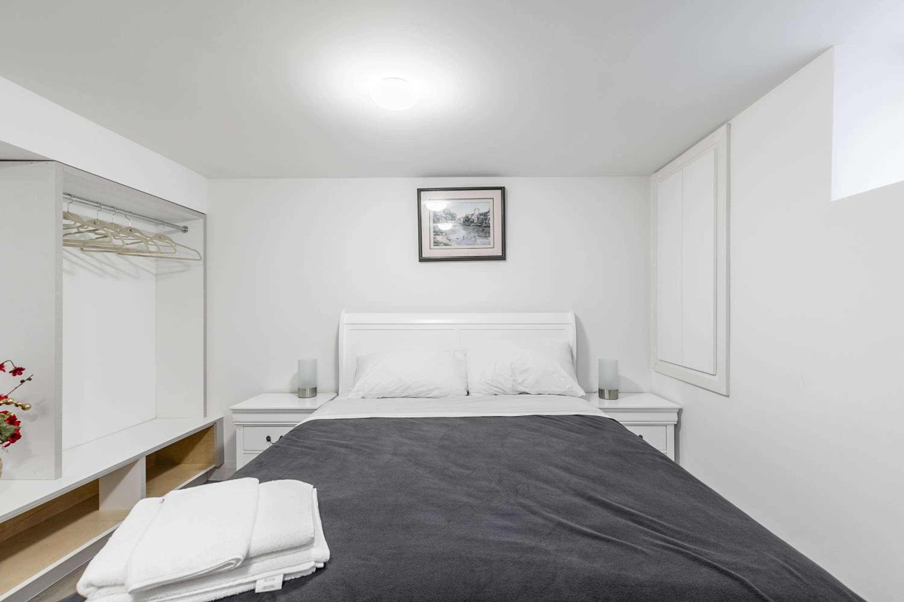 Beautiful renovated home 3 mins drive to Fall