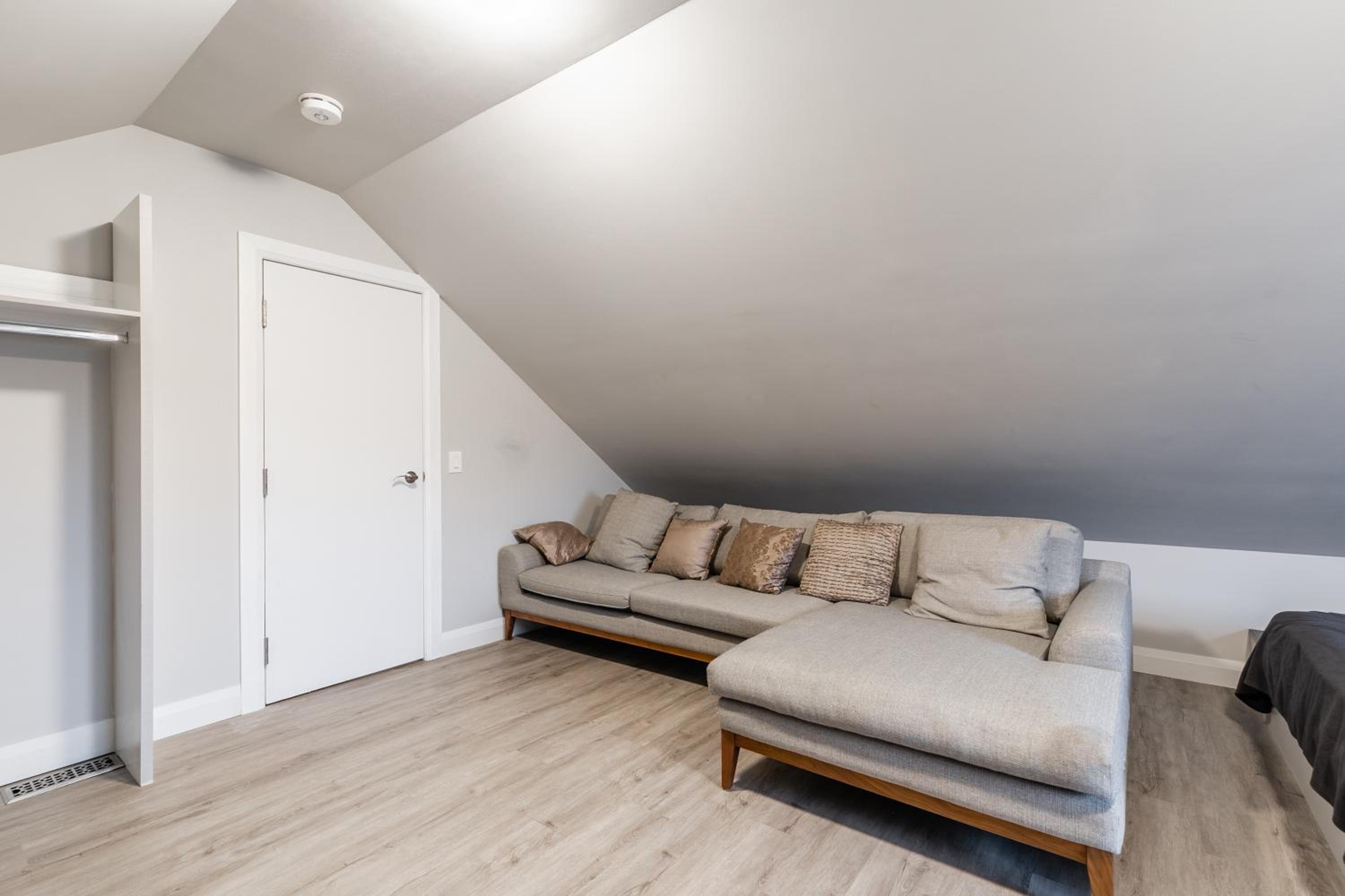 Beautiful renovated home 3 mins drive to Fall