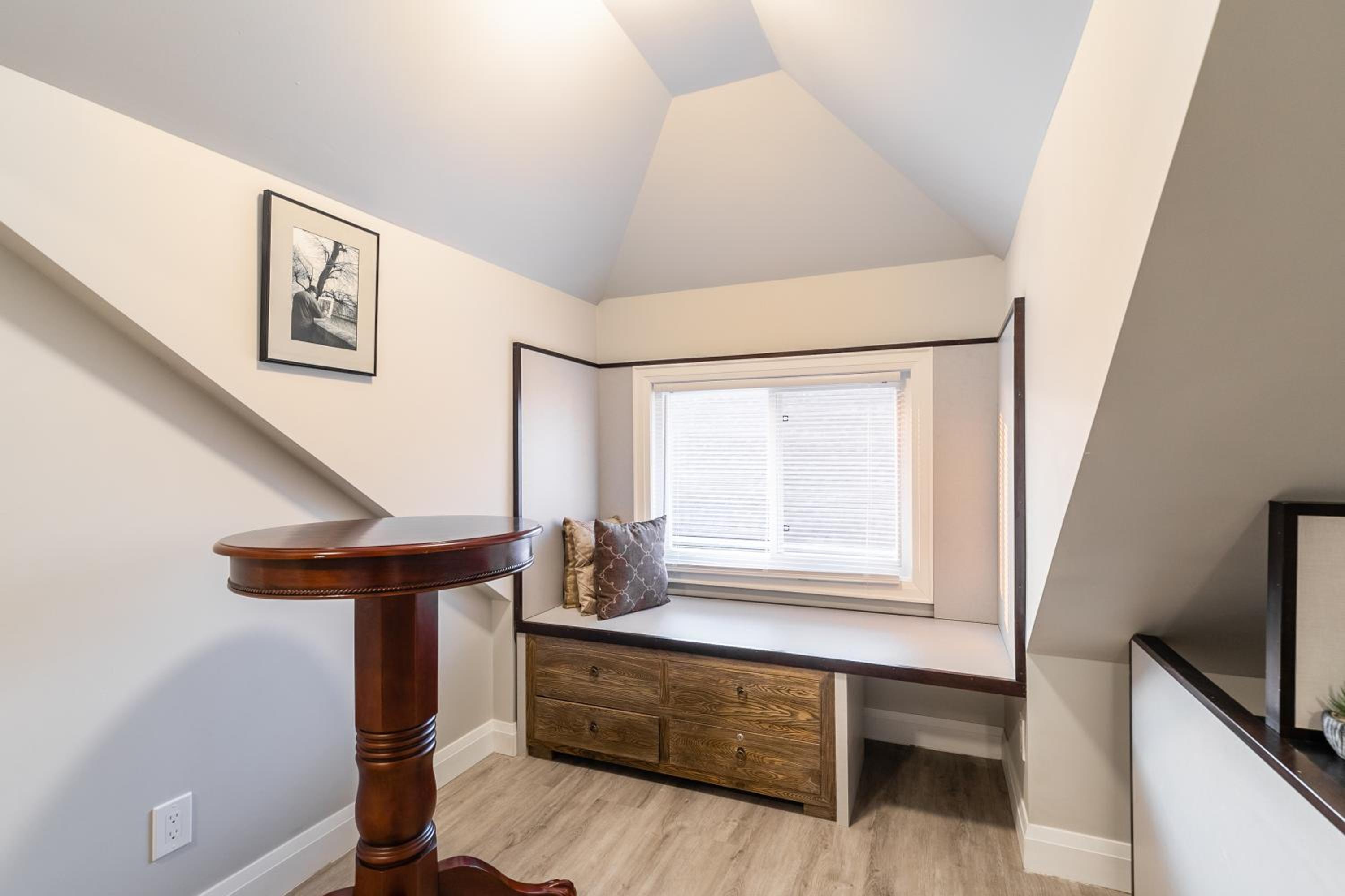 Beautiful renovated home 3 mins drive to Fall
