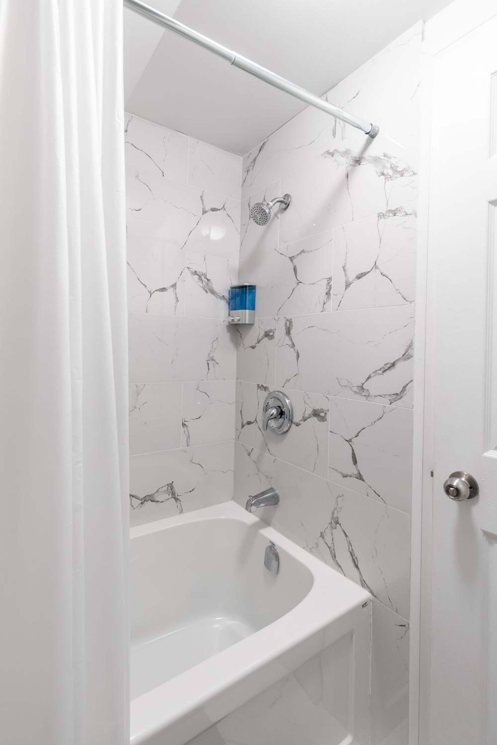 Beautiful renovated home 3 mins drive to Fall