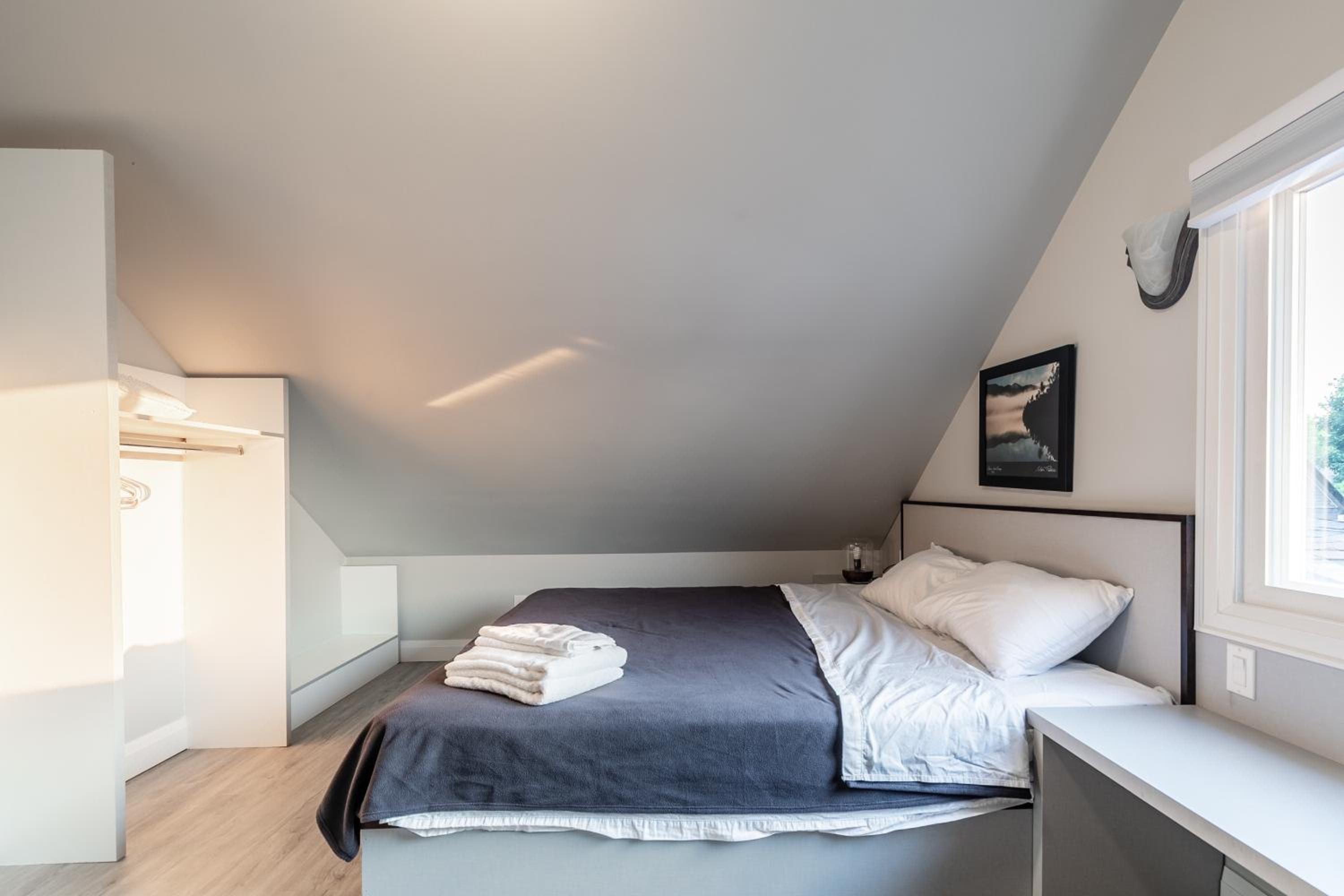 Beautiful renovated home 3 mins drive to Fall