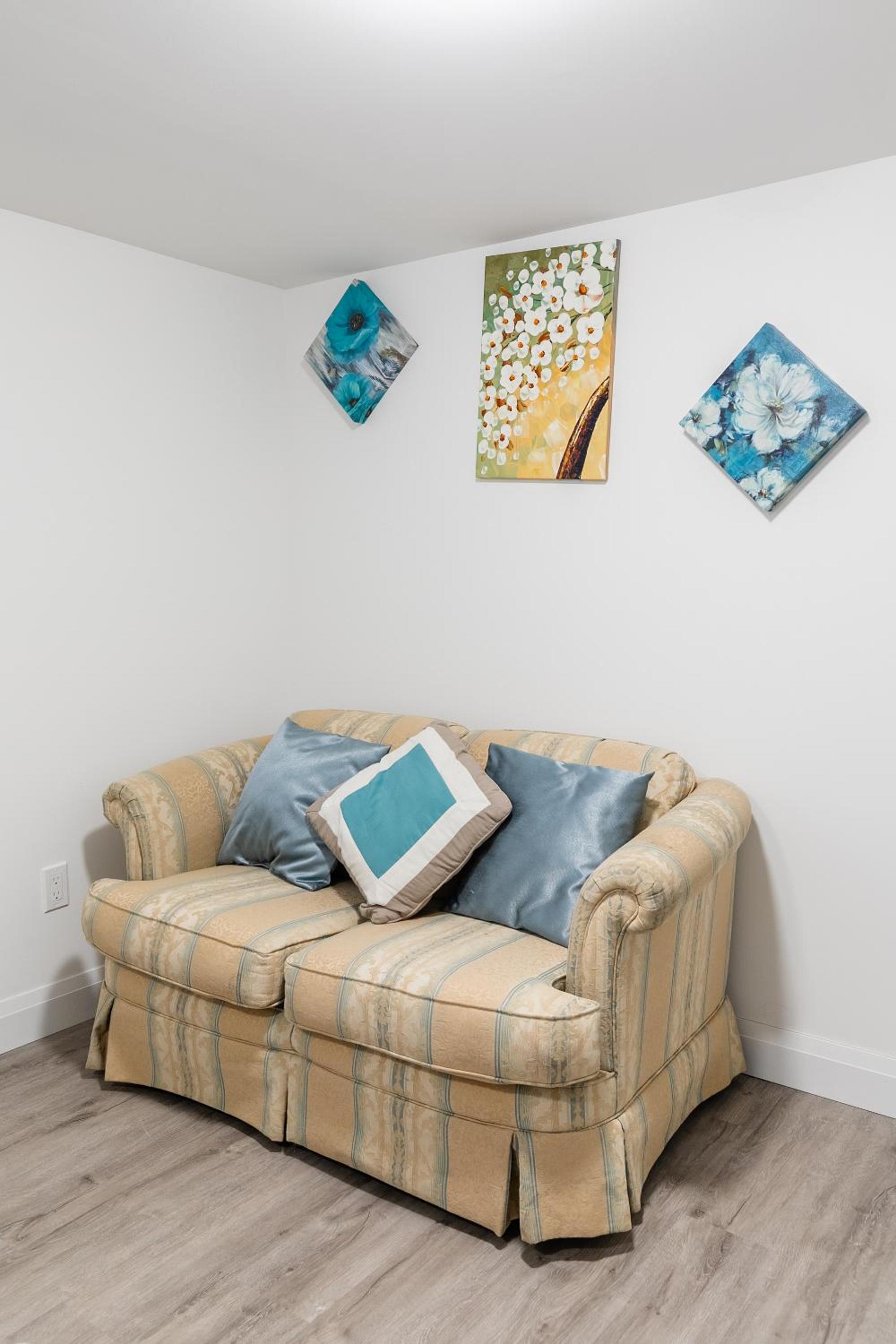 Beautiful renovated home 3 mins drive to Fall