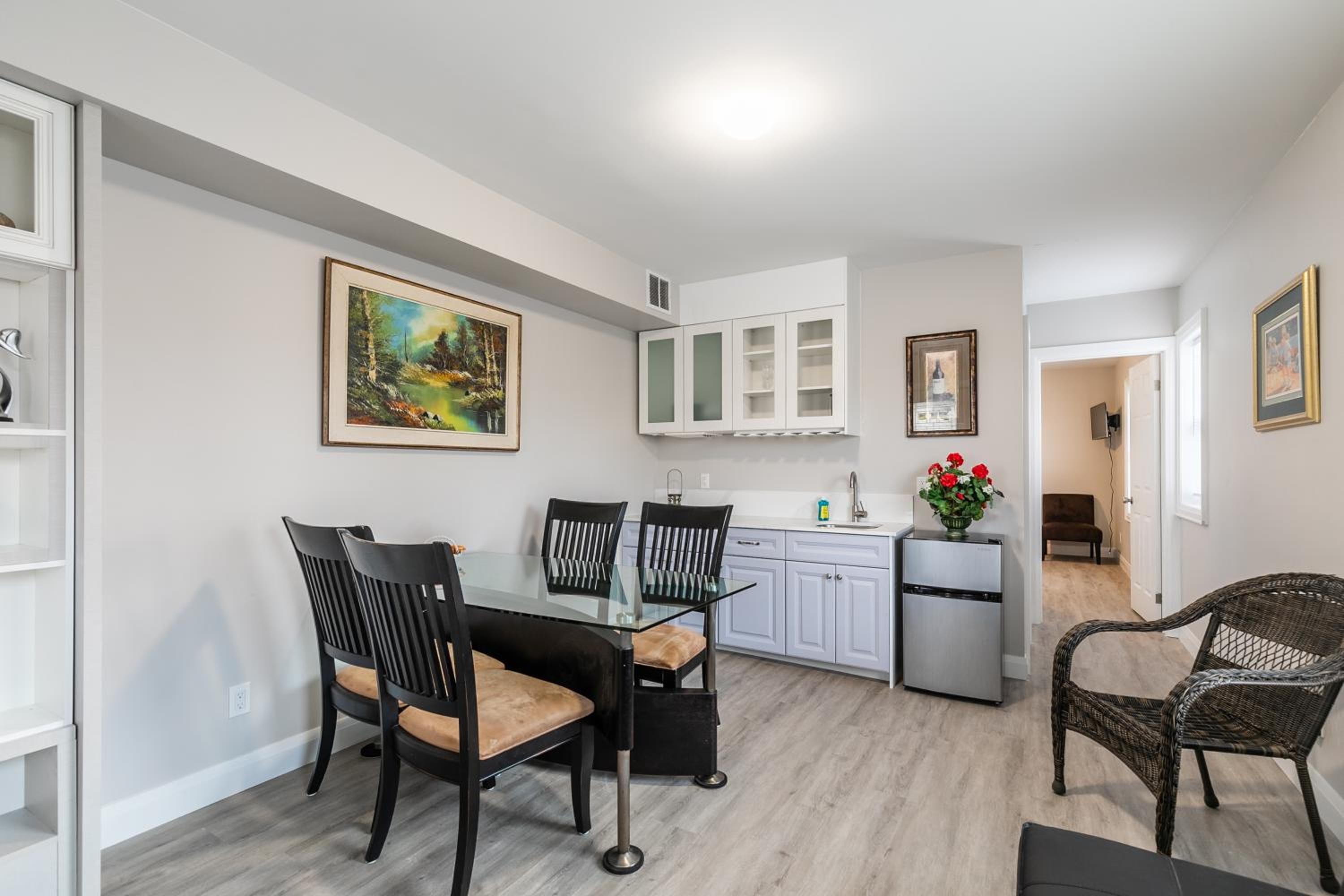 Beautiful renovated home 3 mins drive to Fall