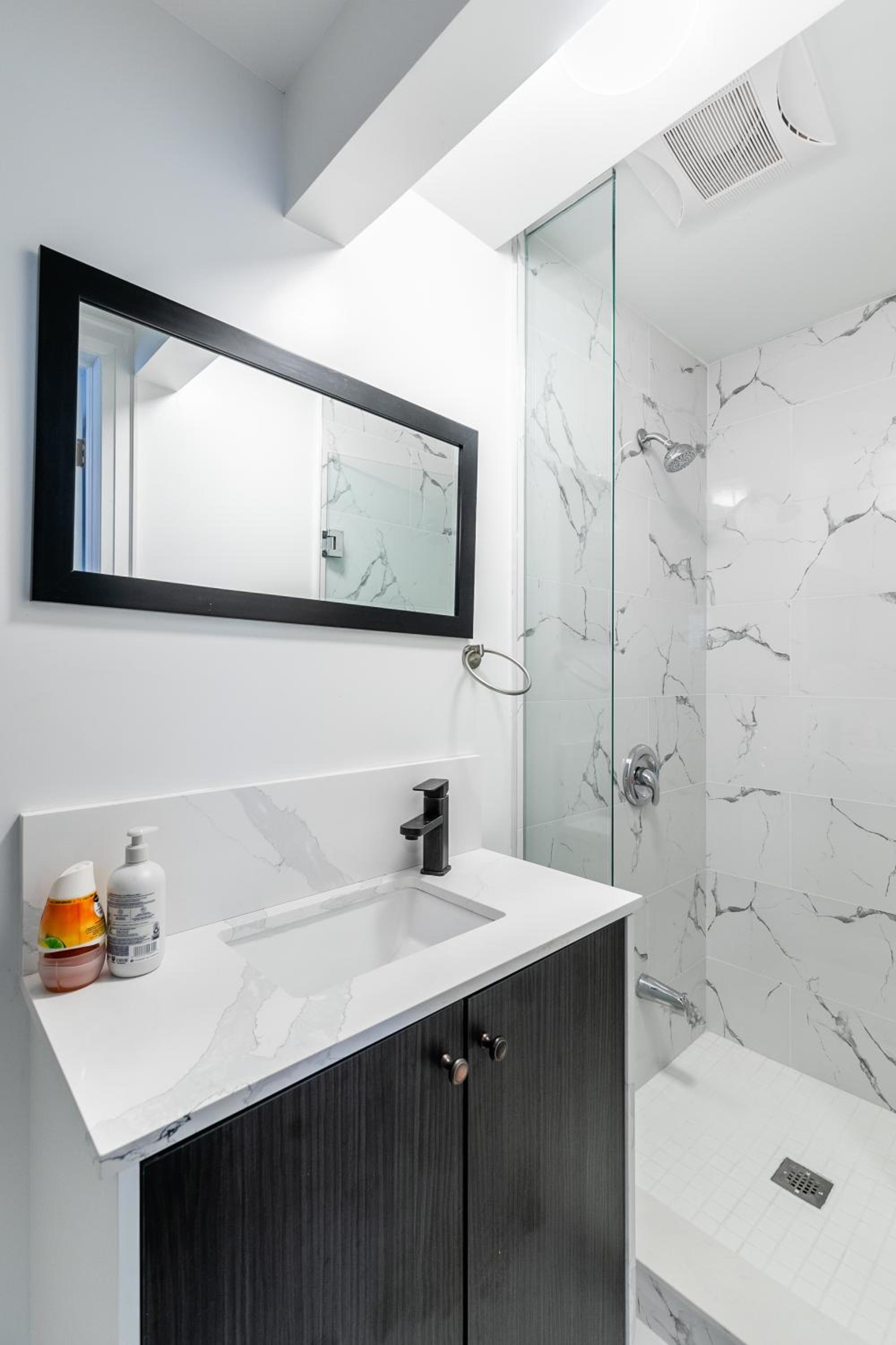 Beautiful renovated home 3 mins drive to Fall