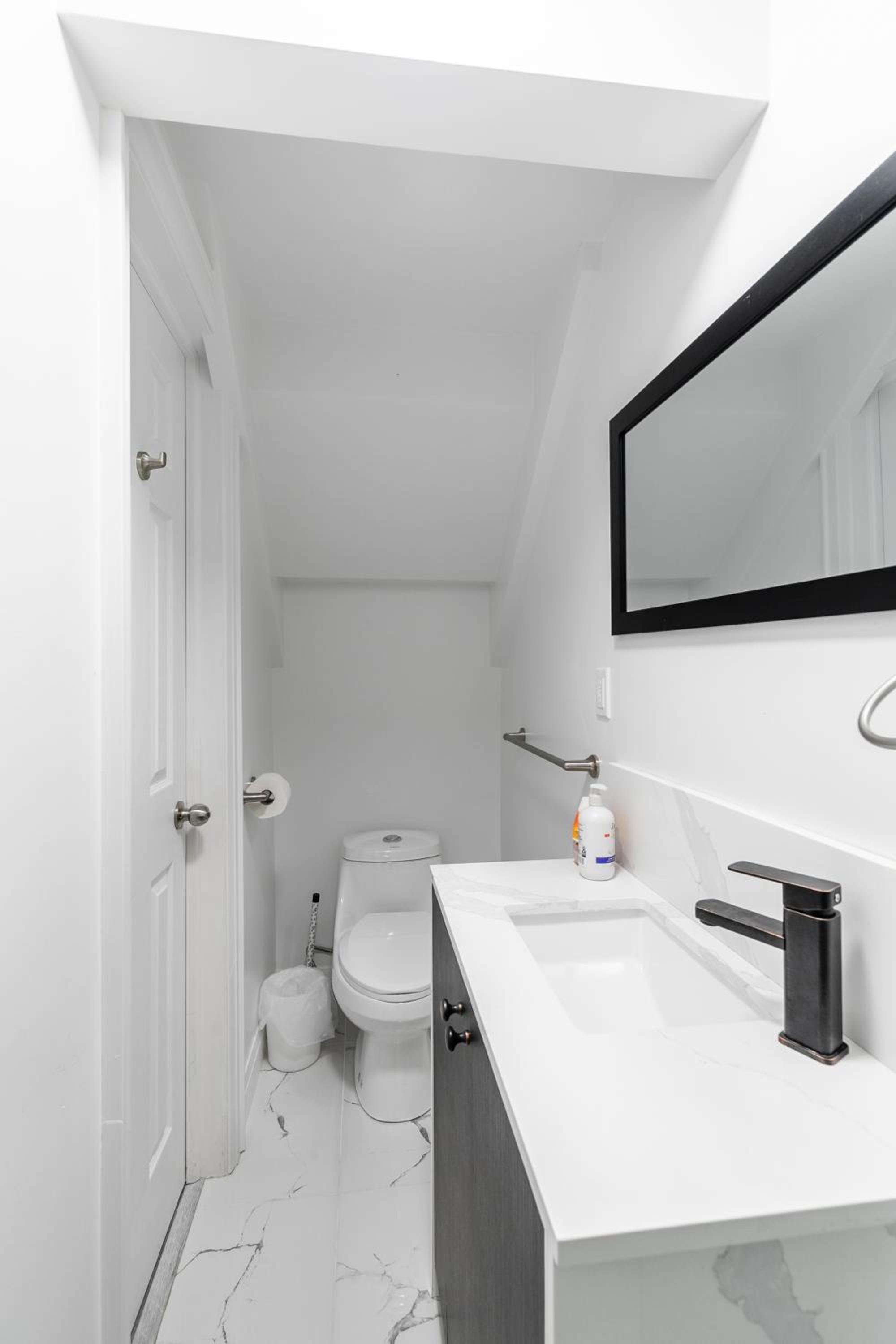 Beautiful renovated home 3 mins drive to Fall