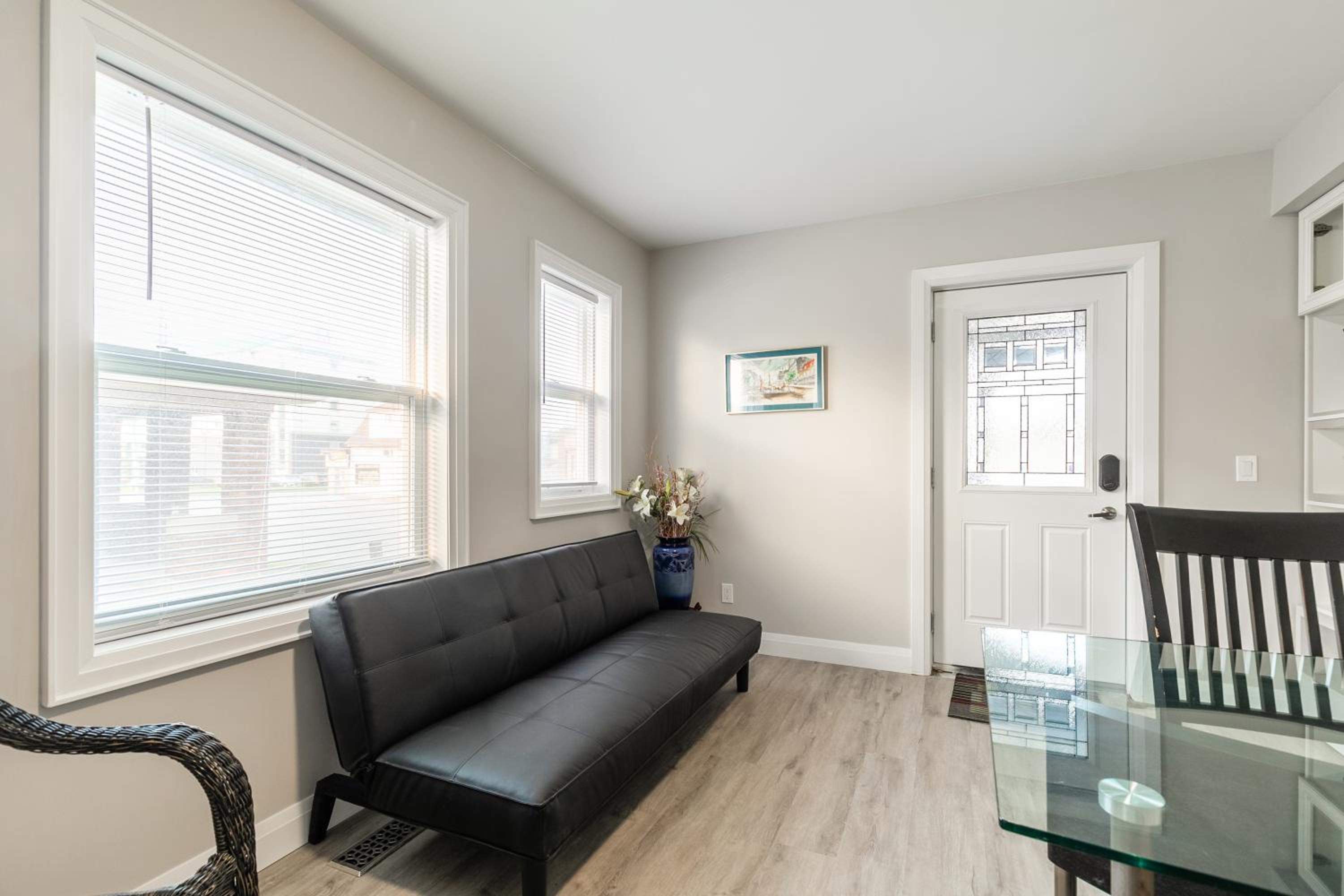 Beautiful renovated home 3 mins drive to Fall