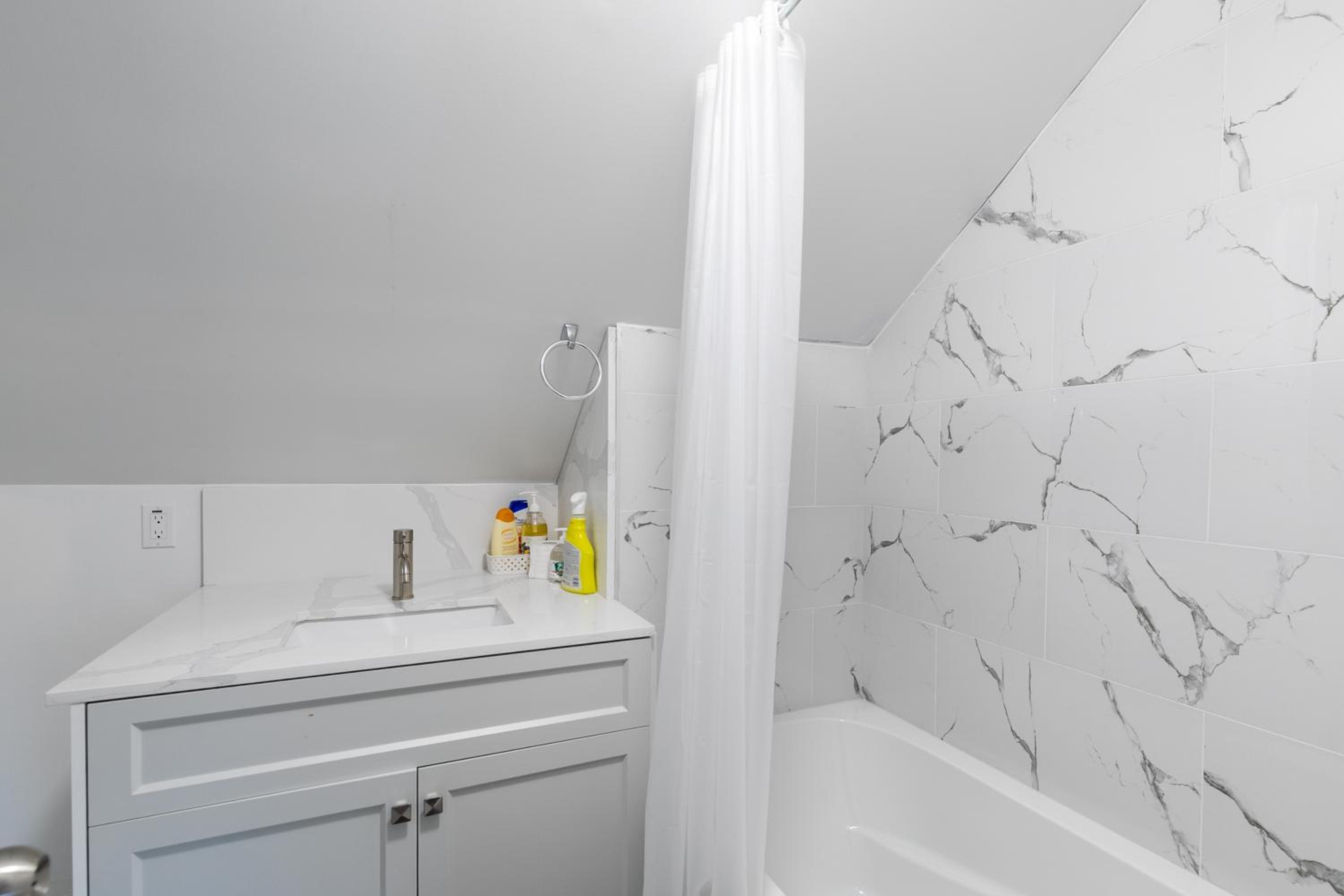 Beautiful renovated home 3 mins drive to Fall