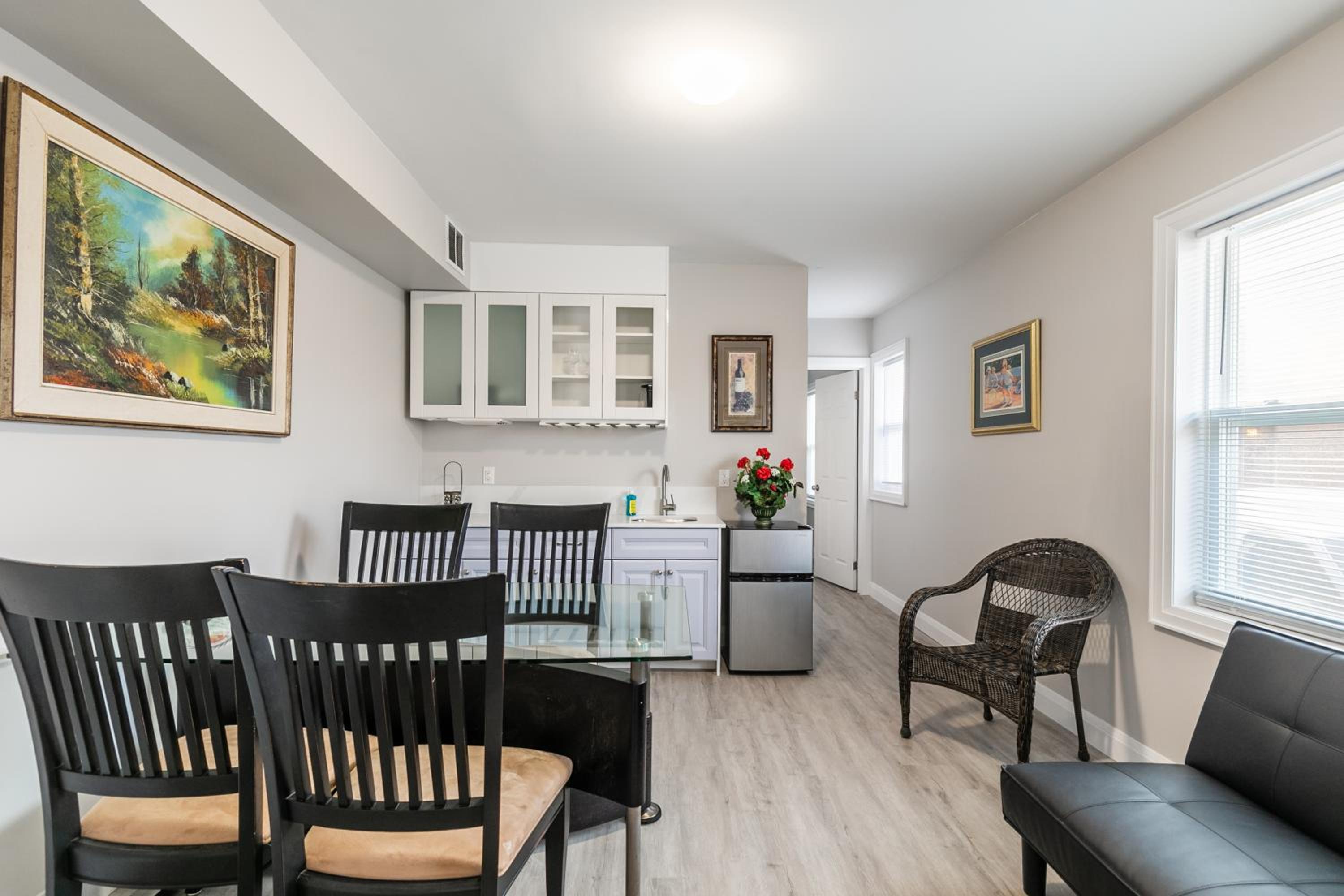 Beautiful renovated home 3 mins drive to Fall