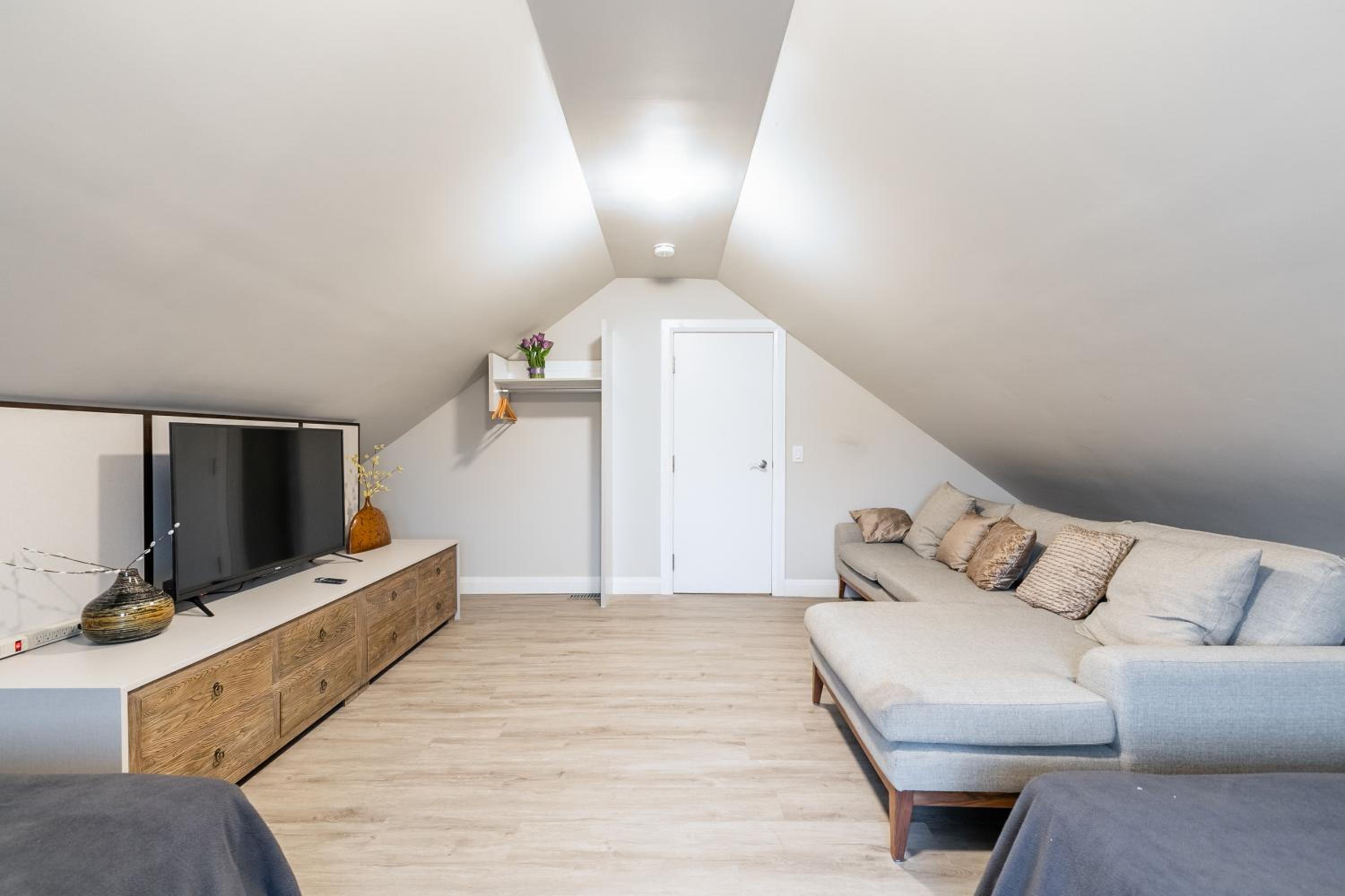 Beautiful renovated home 3 mins drive to Fall
