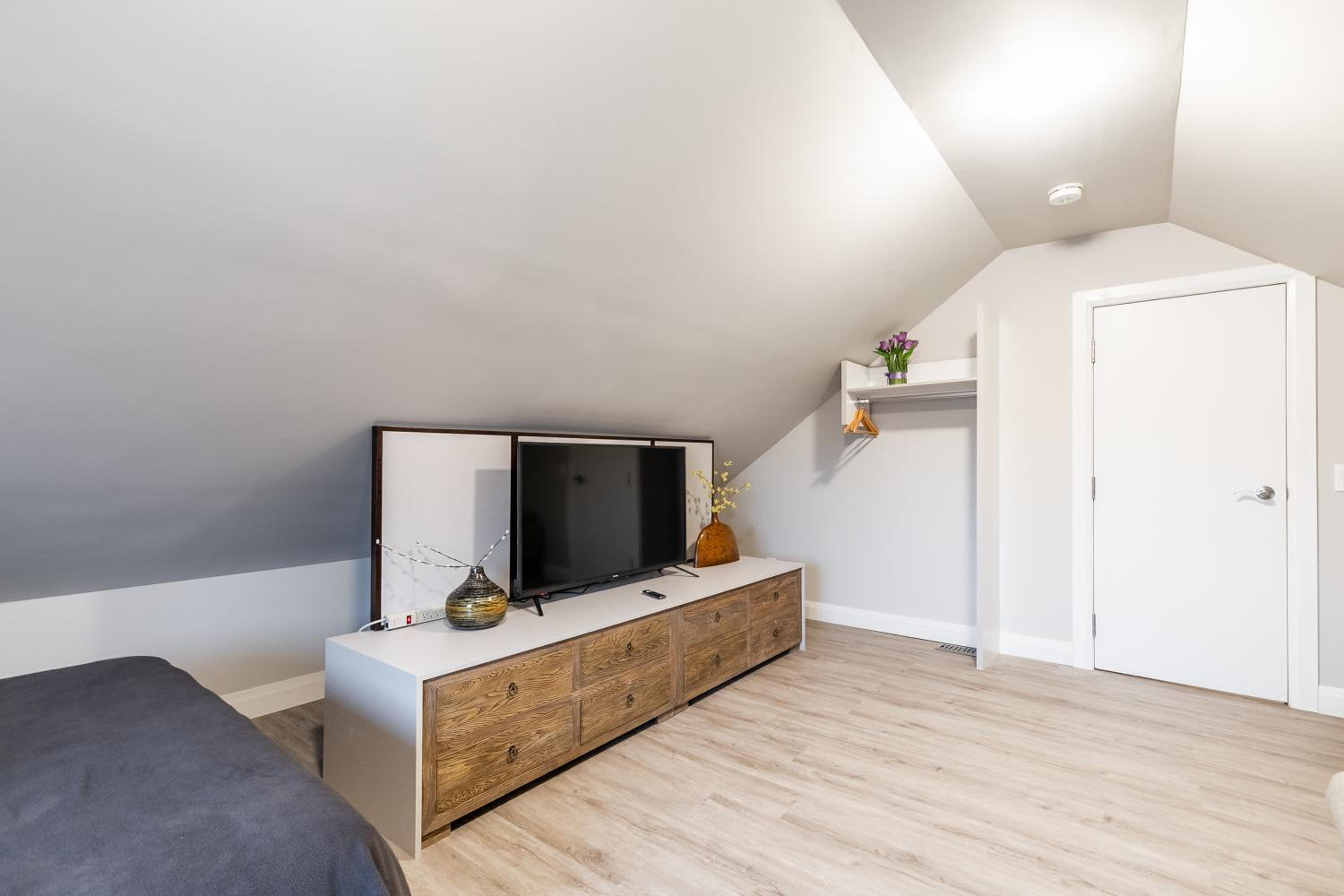 Beautiful renovated home 3 mins drive to Fall