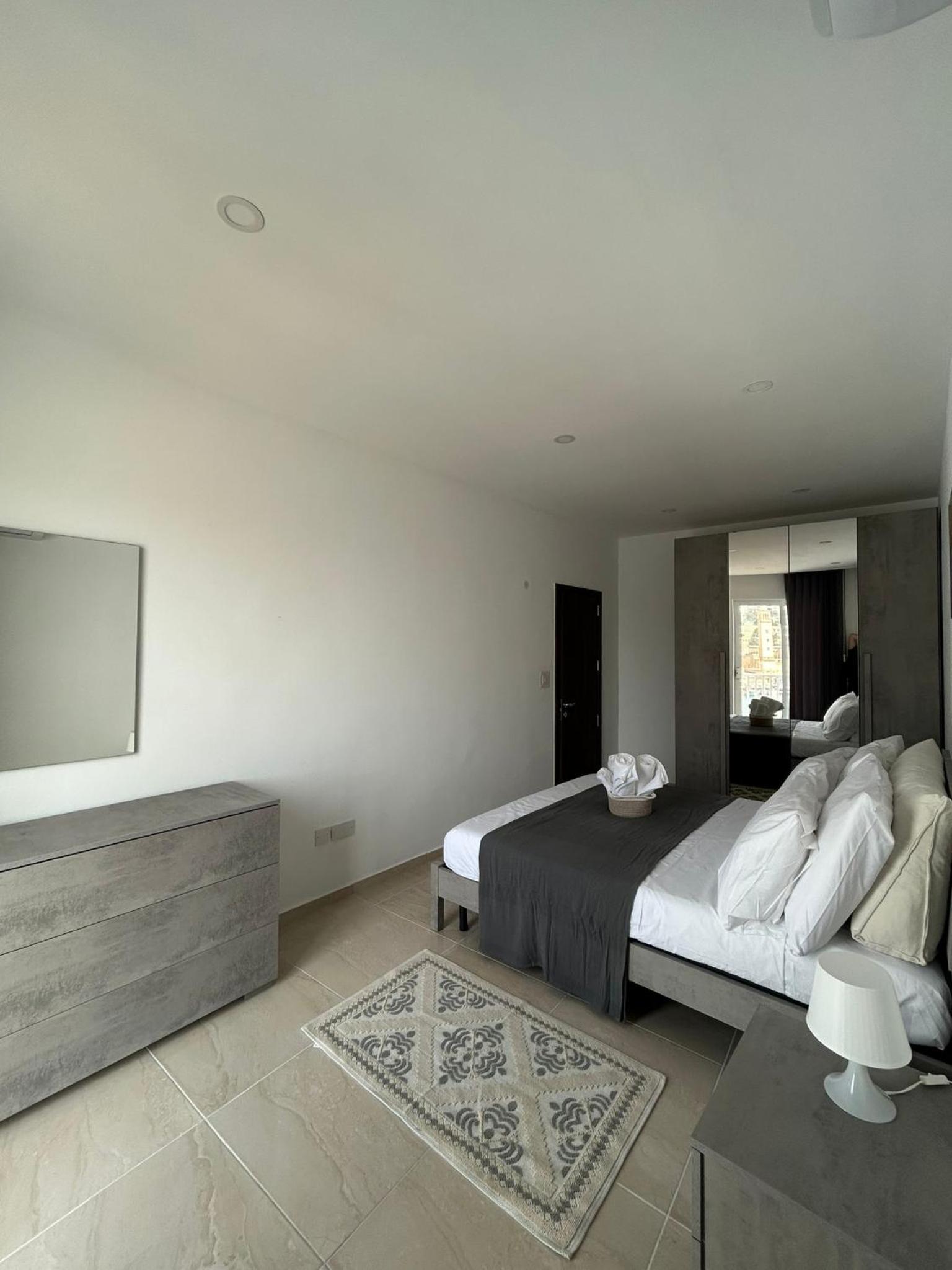 Seaview Setters Studio Apartment view 4
