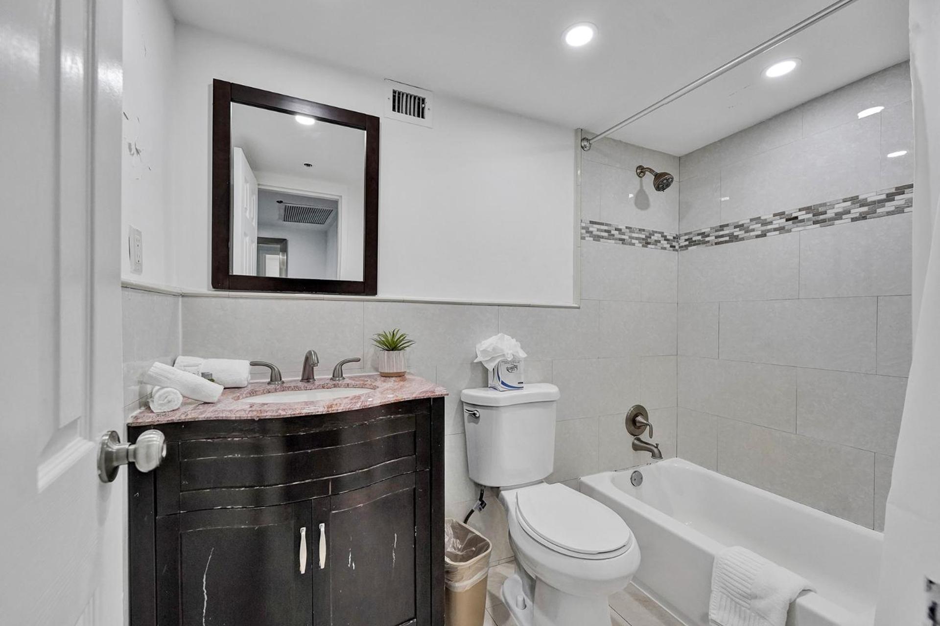 Adorable 2 Bedroom Miami Beach Condo 616 view 3