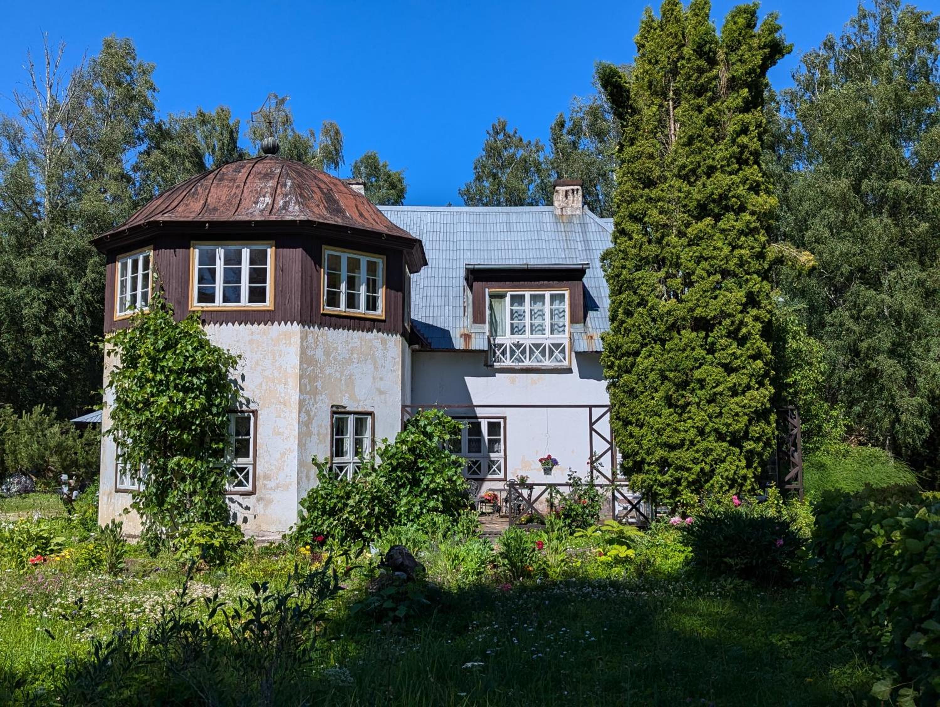 Charming Garden House by the River