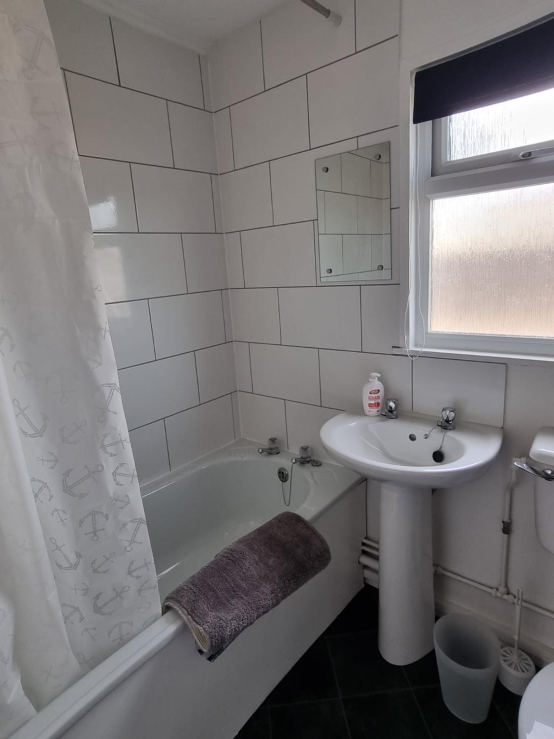 115 Modern South Facing Chalet on Sunbeach in Scratby Near Great Yarmouth view 4