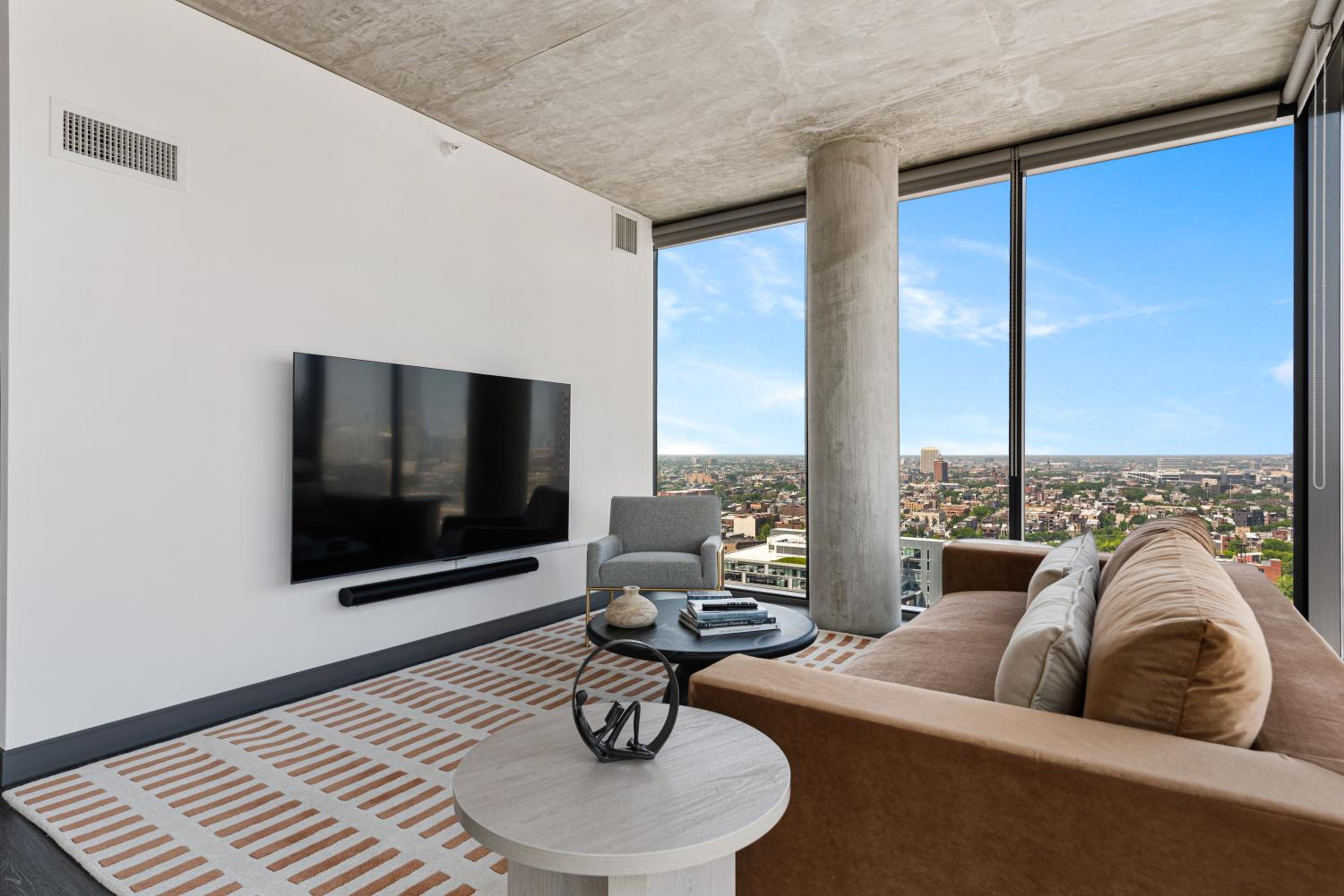 Fulbrix Bright Designer Apartments with West Loop Views view 5