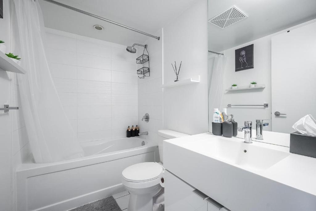 Cozy Condo in Downtown Toronto + Free Parking