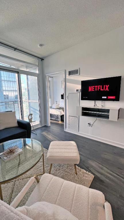 Cozy Condo in Downtown Toronto + Free Parking