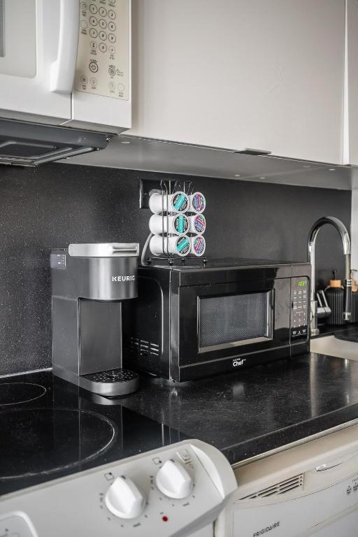 Cozy Condo in Downtown Toronto + Free Parking