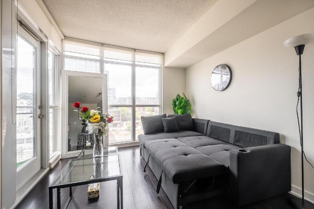 Cozy Condo in Downtown Toronto + Free Parking
