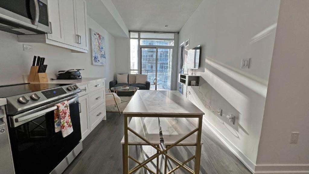 Cozy Condo in Downtown Toronto + Free Parking