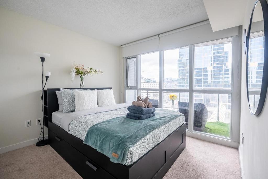 Cozy Condo in Downtown Toronto + Free Parking
