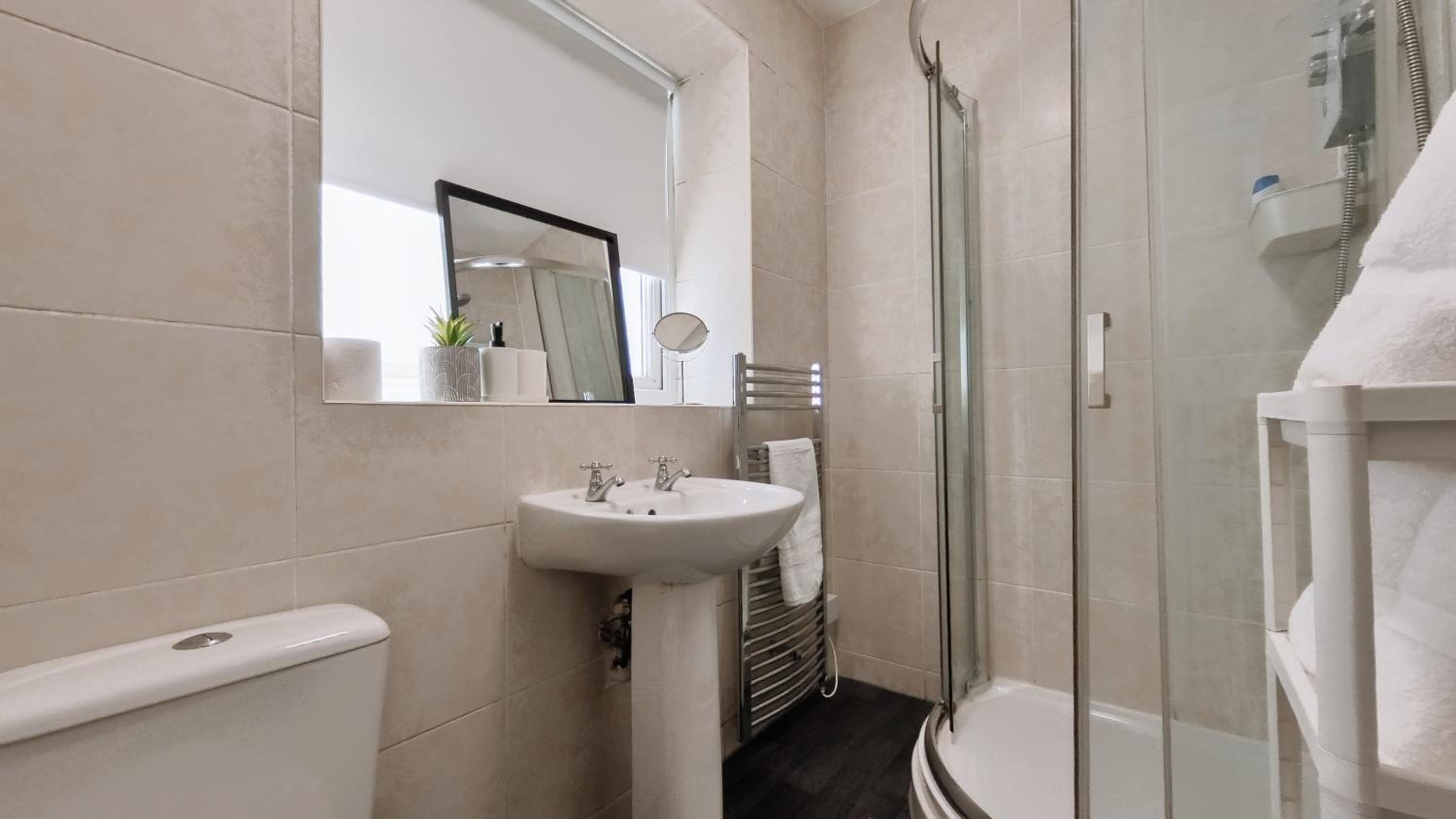 Group Bookings: Up To 30 Guests Across 5 Spacious Flats! Keyless Access Free Wifi & Parking