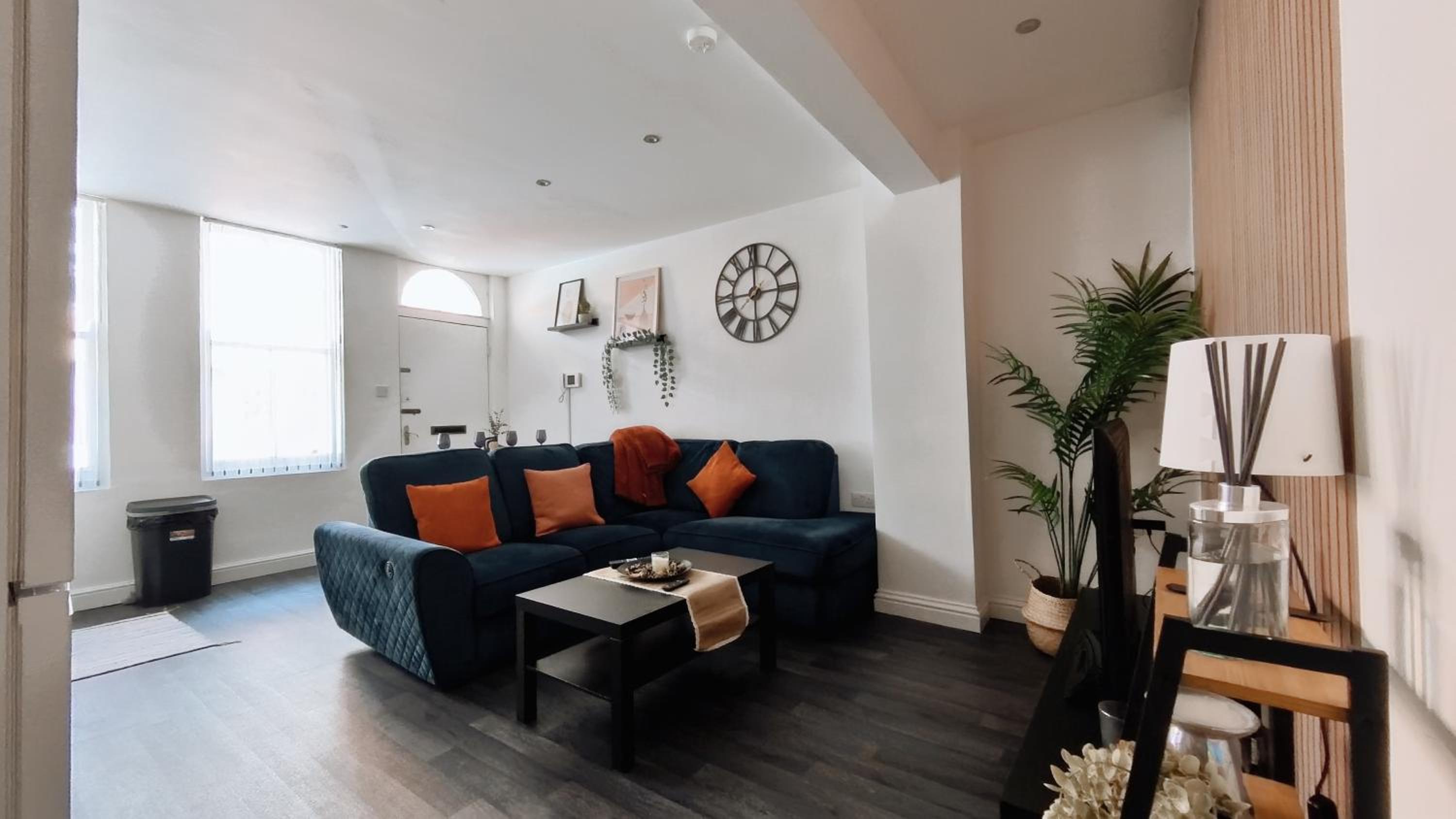 Group Bookings: Up To 30 Guests Across 5 Spacious Flats! Keyless Access Free Wifi & Parking