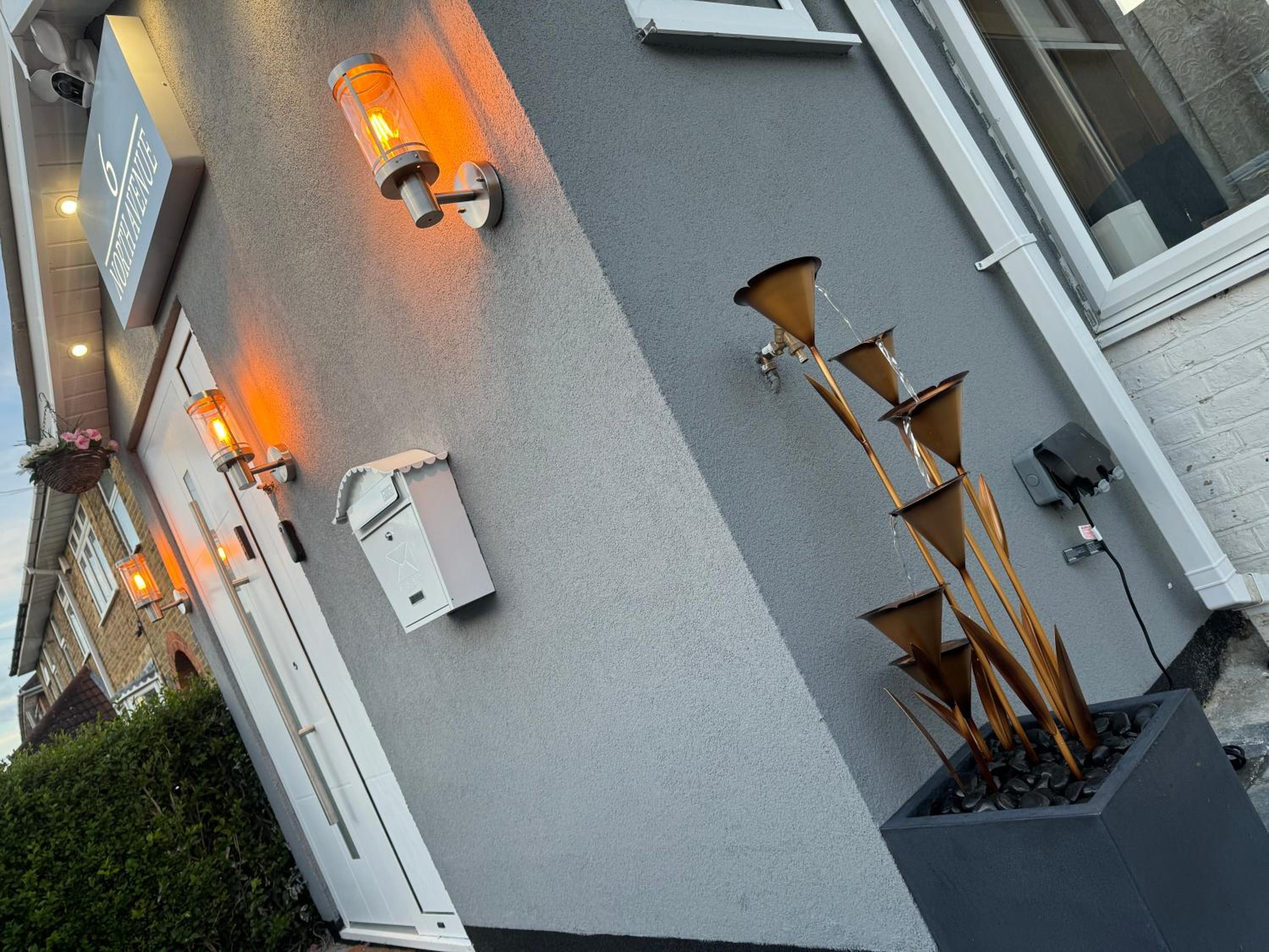 Hayes Vacations - North Avenue Guest House Ltd, Heathrow Airport-Free Parking - Property Image 4