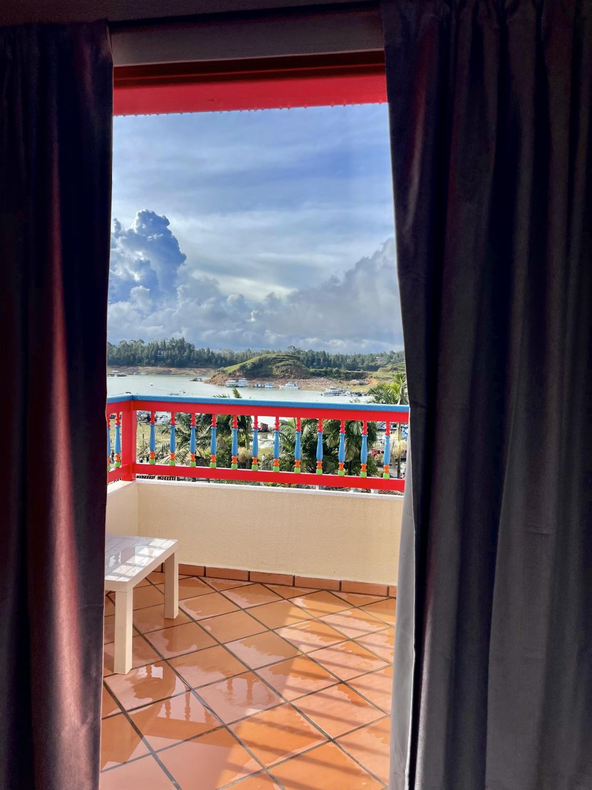 apartamento duplex con balcon y vista a la represa