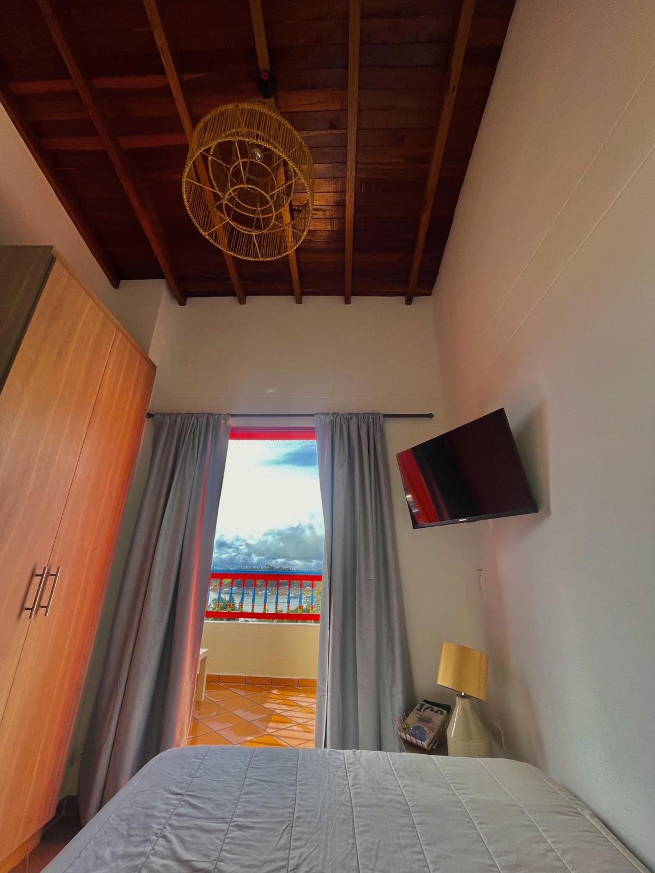 apartamento duplex con balcon y vista a la represa