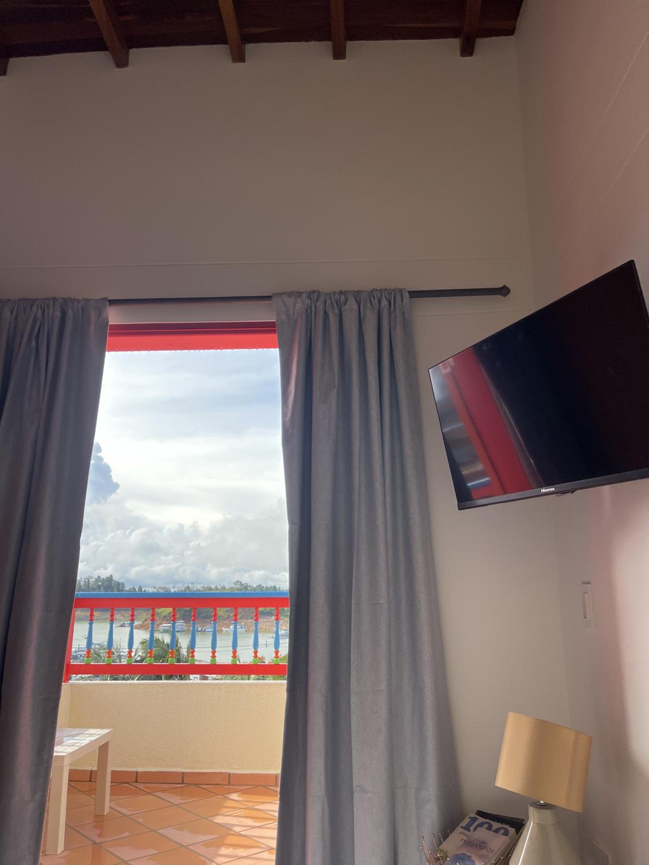 apartamento duplex con balcon y vista a la represa
