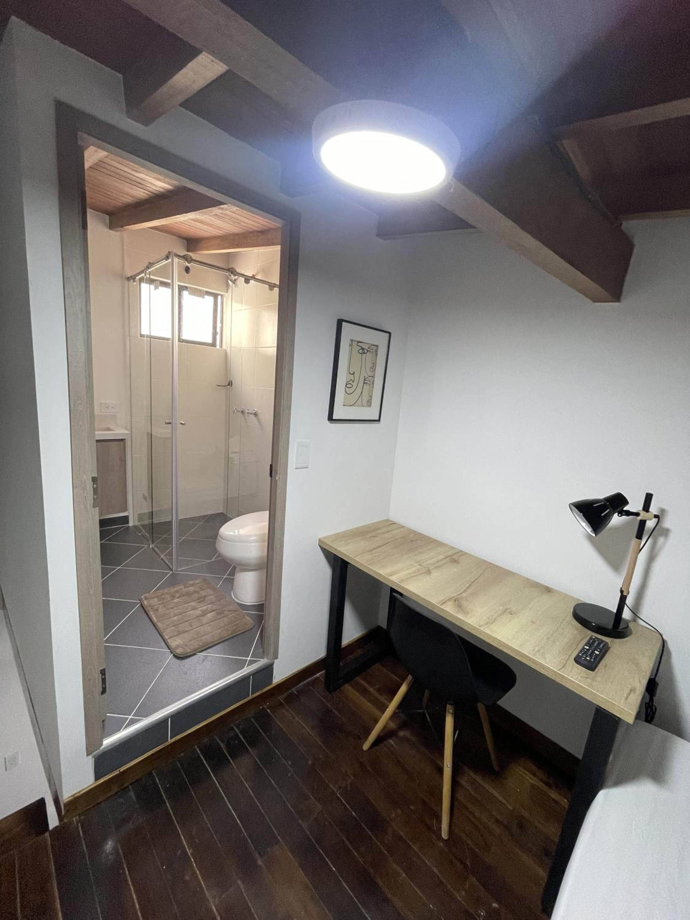 apartamento duplex con balcon y vista a la represa