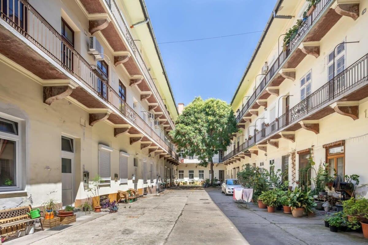 Cosy & Very Central apartment - with AC view 4