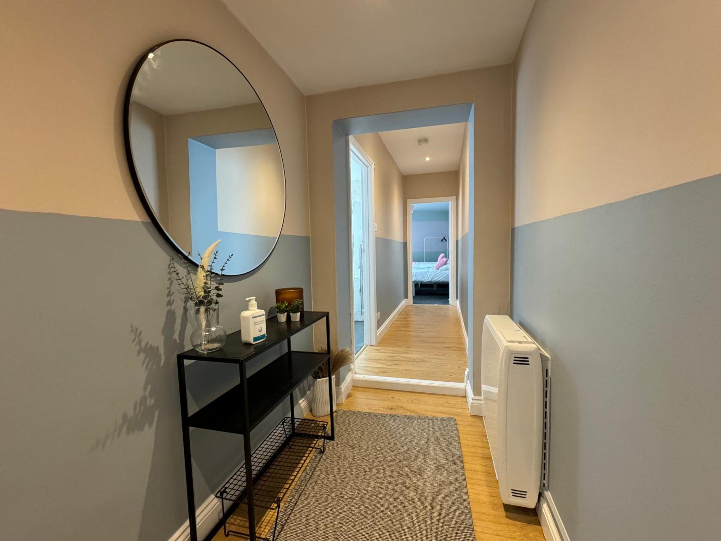 Group Bookings: Up To 30 Guests Across 5 Spacious Flats! Keyless Access Free Wifi & Parking