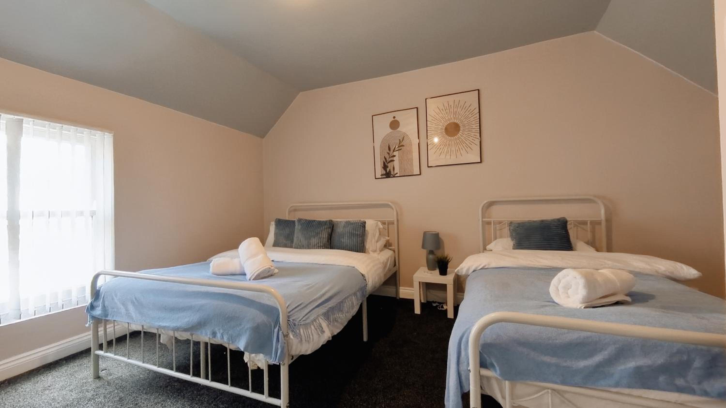 Group Bookings: Up To 30 Guests Across 5 Spacious Flats! Keyless Access Free Wifi & Parking