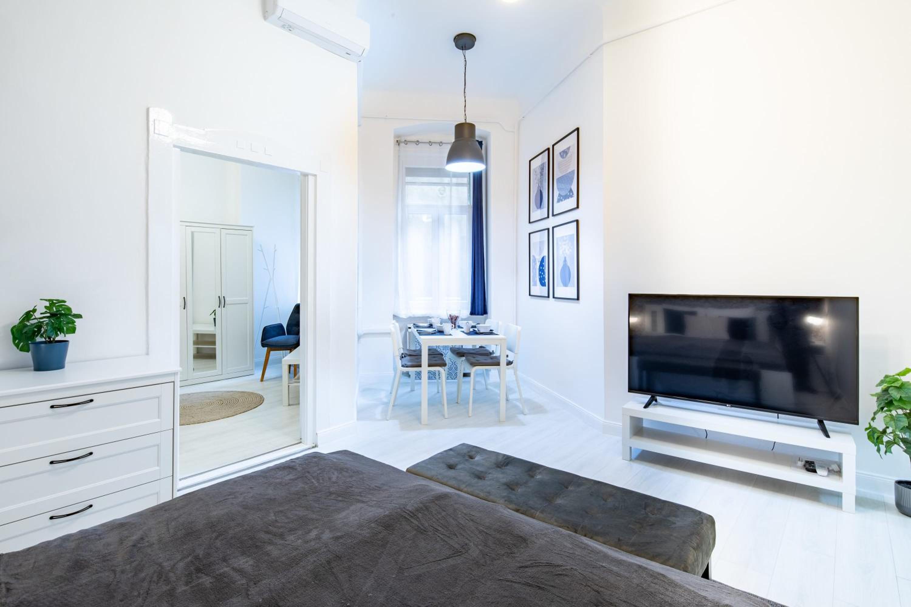 Central - Stylish - Spacious view 2
